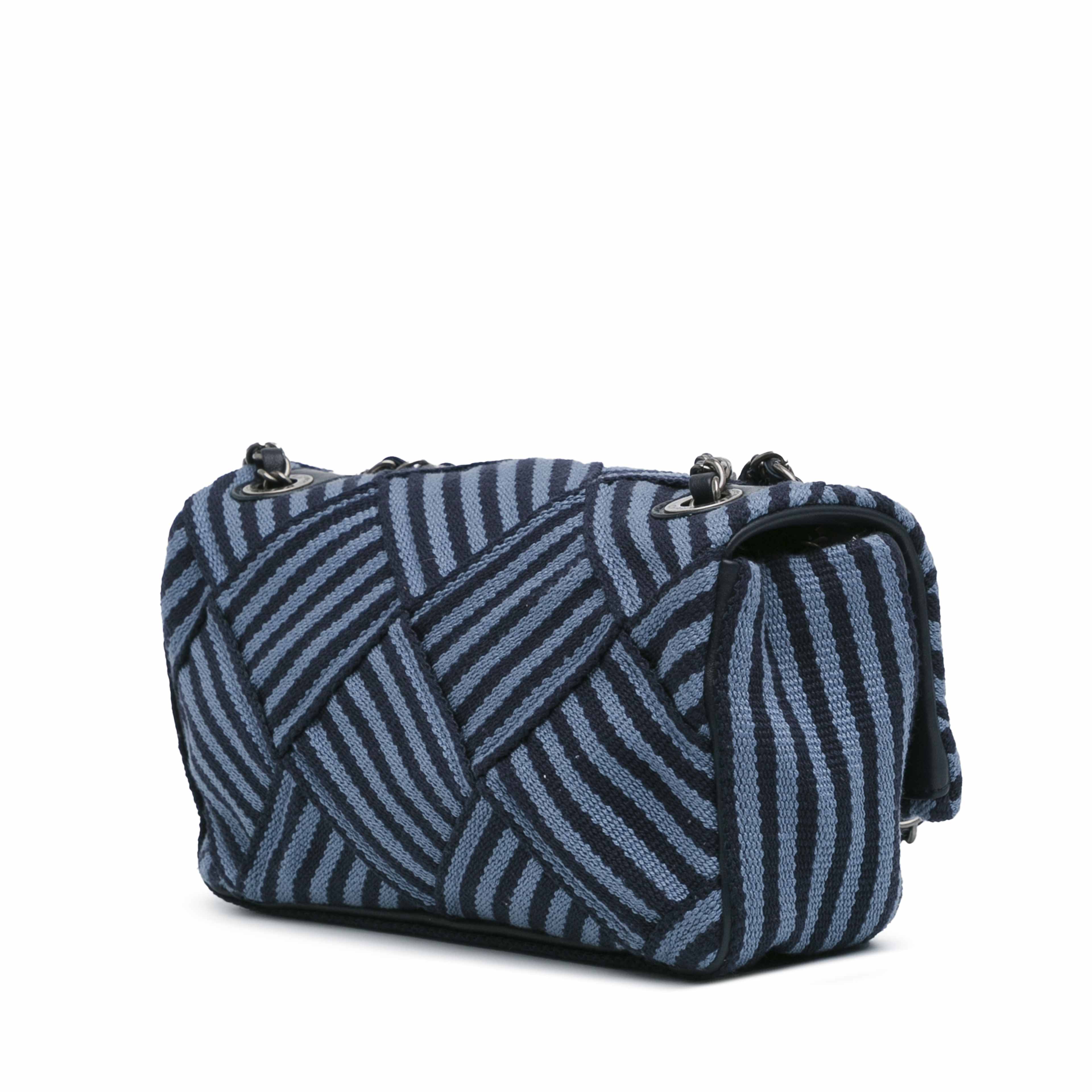 Chanel Canvas Stripe Flap Bag, från Luxclusif, i färgen blue. Klicka för att öppna bilden i stort format