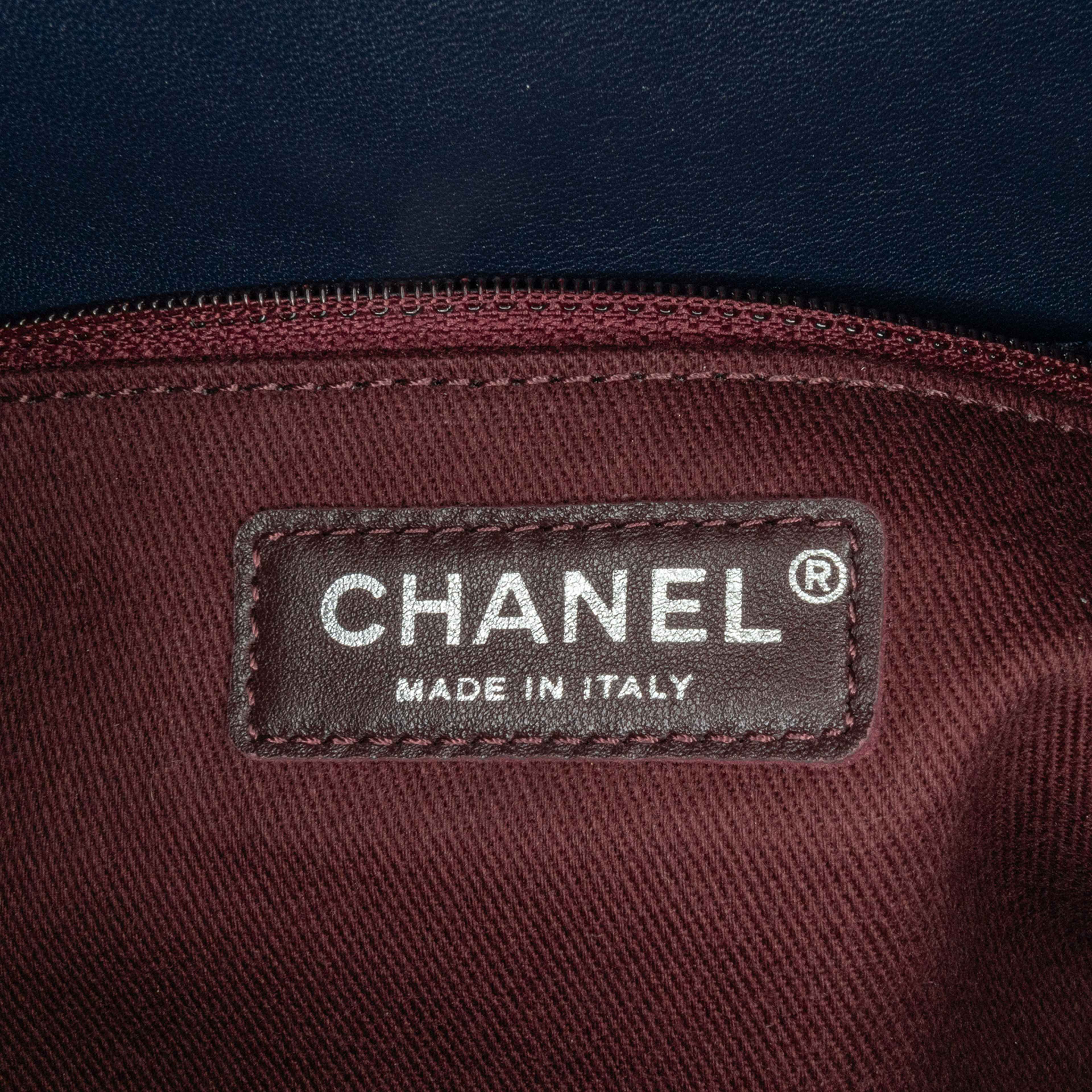 Chanel Canvas Stripe Flap Bag, från Luxclusif, i färgen blue. Klicka för att öppna bilden i stort format