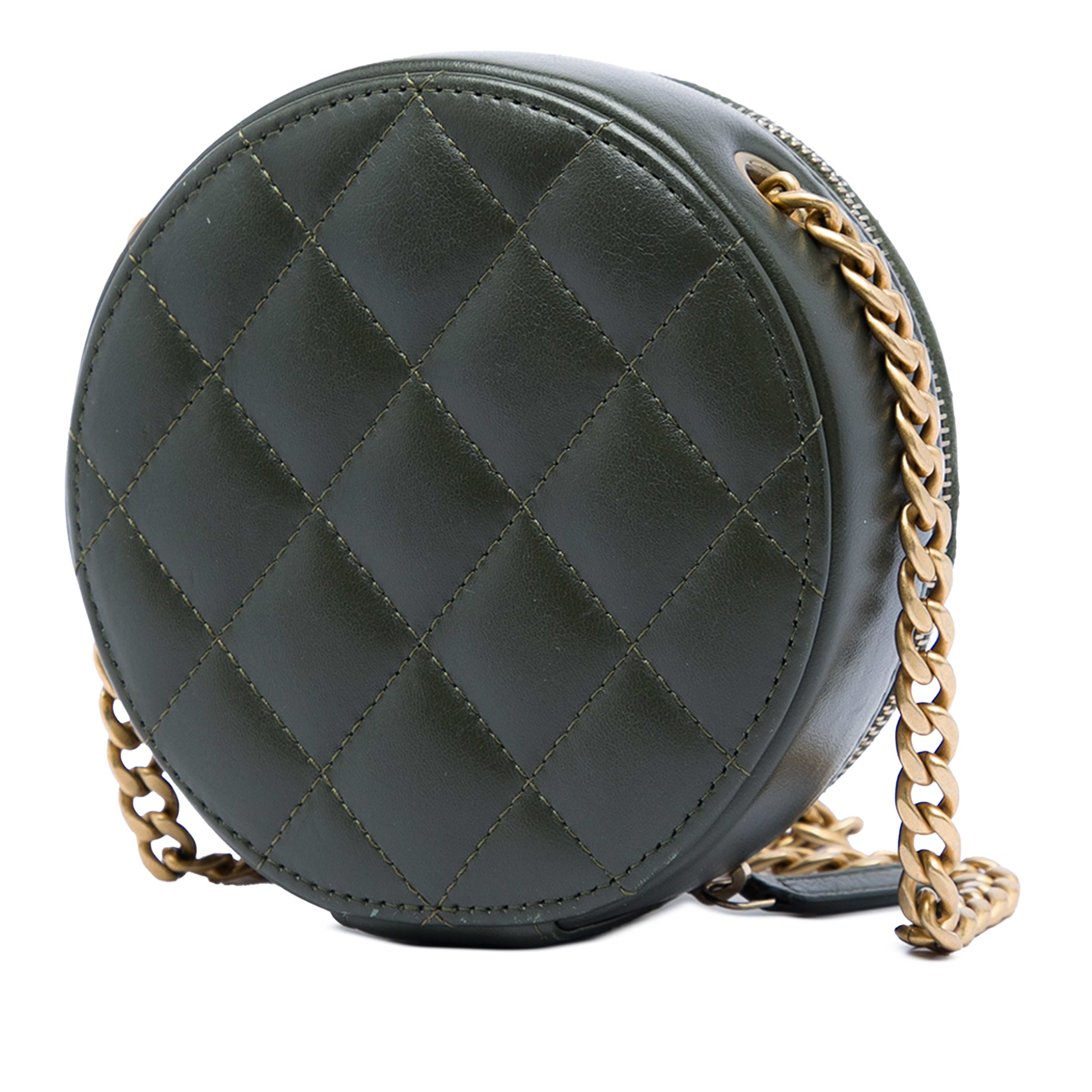 Chanel Cc Quilted Lambskin Round Clutch With Chain, från Luxclusif, i färgen grön. Klicka för att öppna bilden i stort format