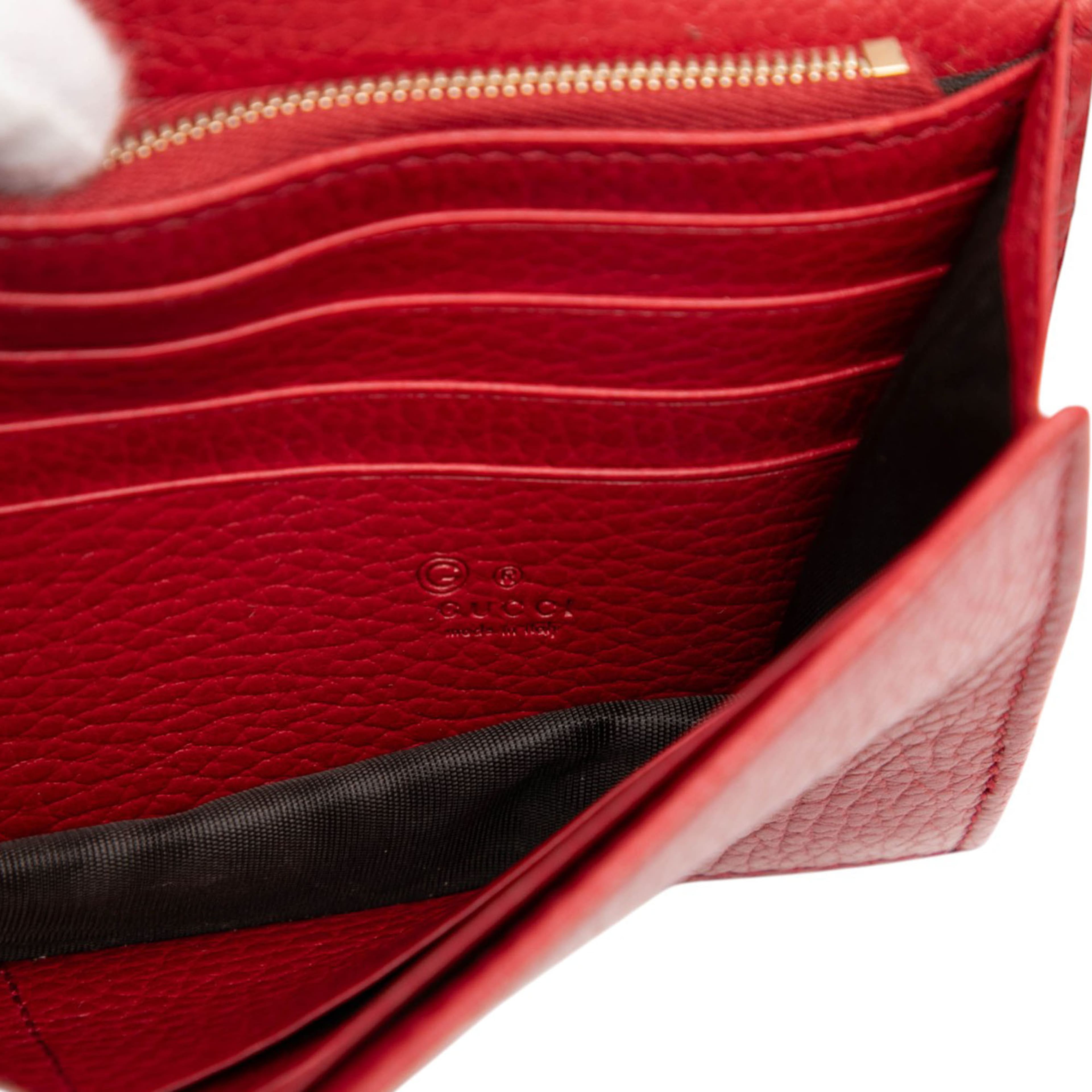 Gucci Leather Interlocking G Dollar Wallet On Chain, från Luxclusif, i färgen red. Klicka för att öppna bilden i stort format