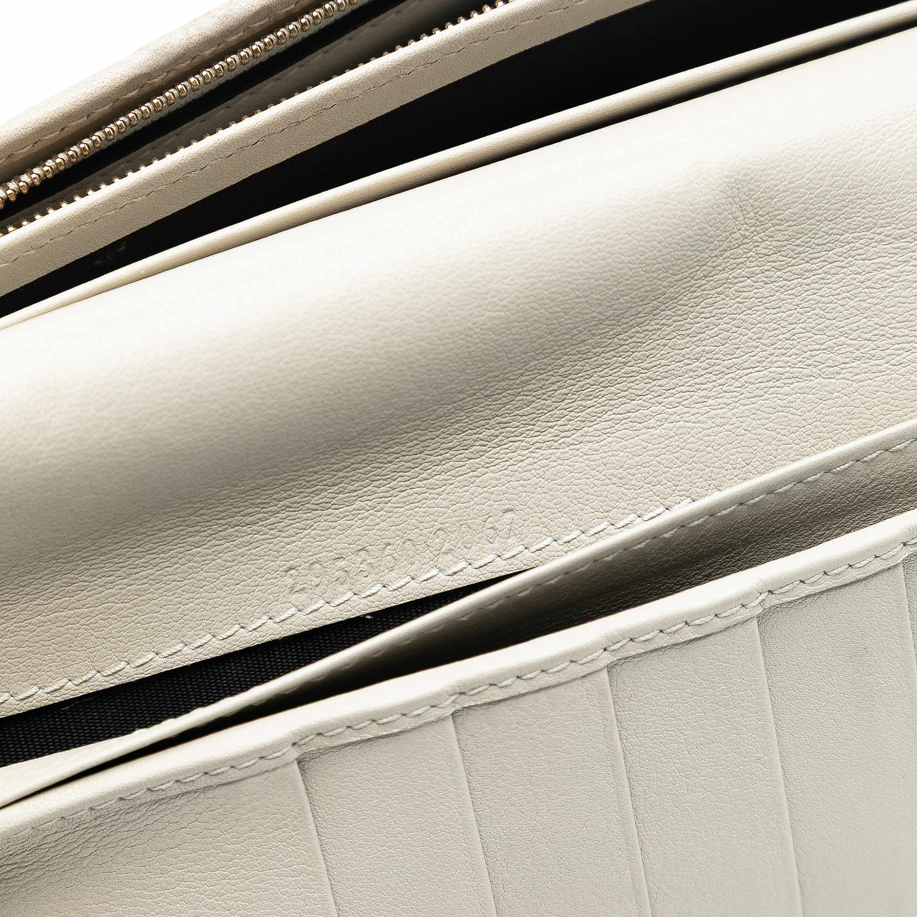 Gucci Guccissima Emily Wallet On Chain, från Luxclusif, i färgen light beige. Klicka för att öppna bilden i stort format