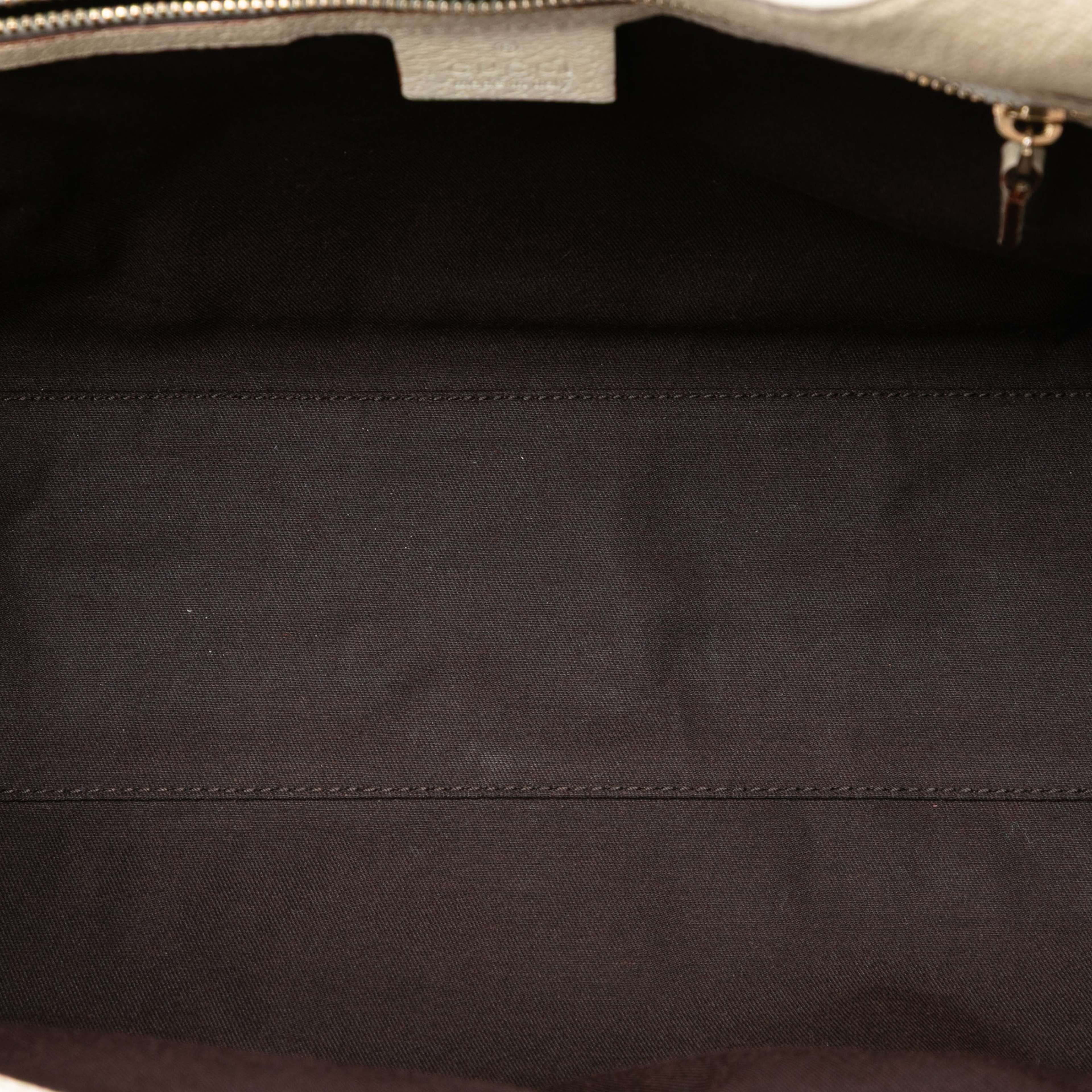 Gucci Medium Gg Canvas Charmy Shoulder Bag, från Luxclusif, i färgen beige. Klicka för att öppna bilden i stort format