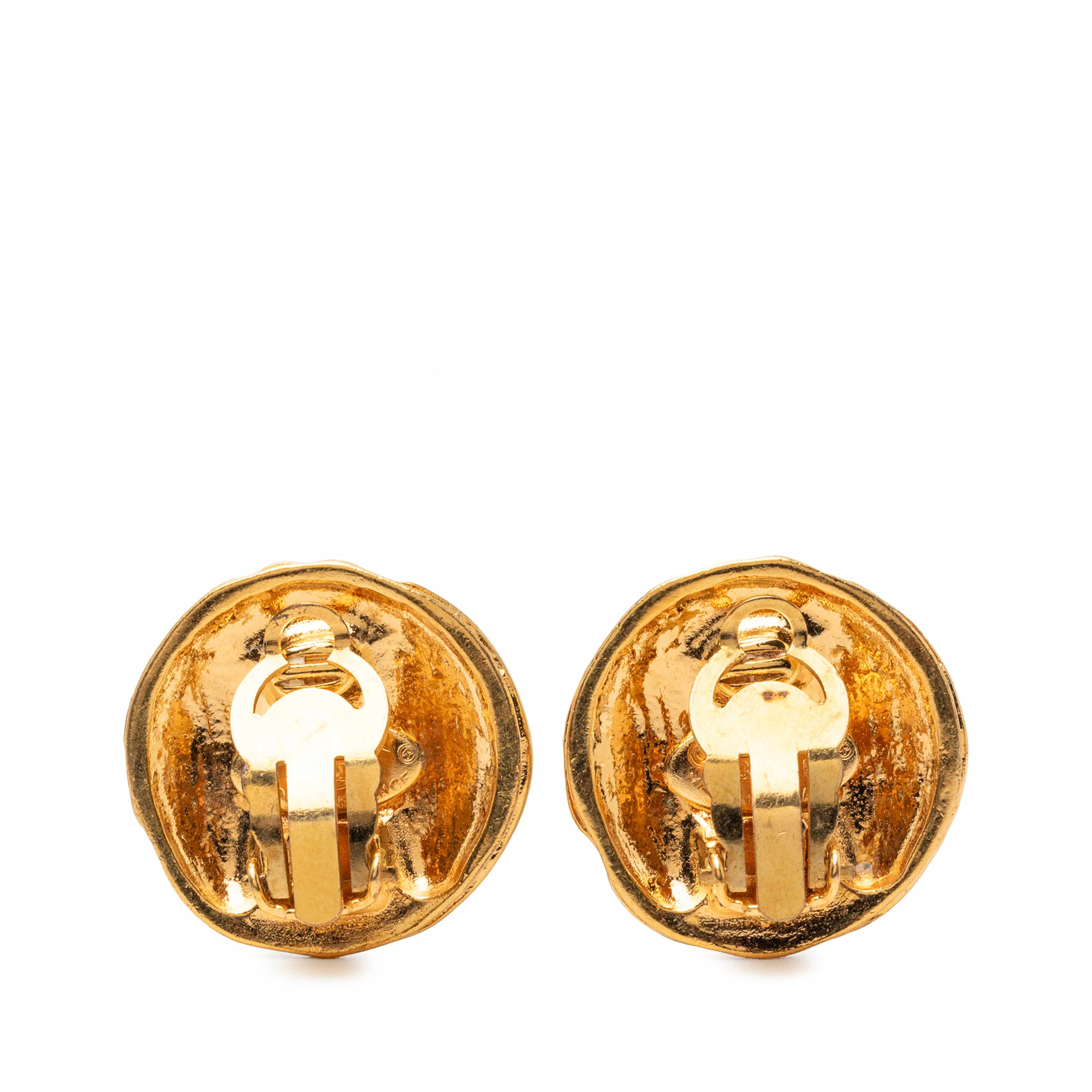 Chanel Cc Gold Plated Round Clip On Earrings, från Luxclusif, i färgen guld. Klicka för att öppna bilden i stort format