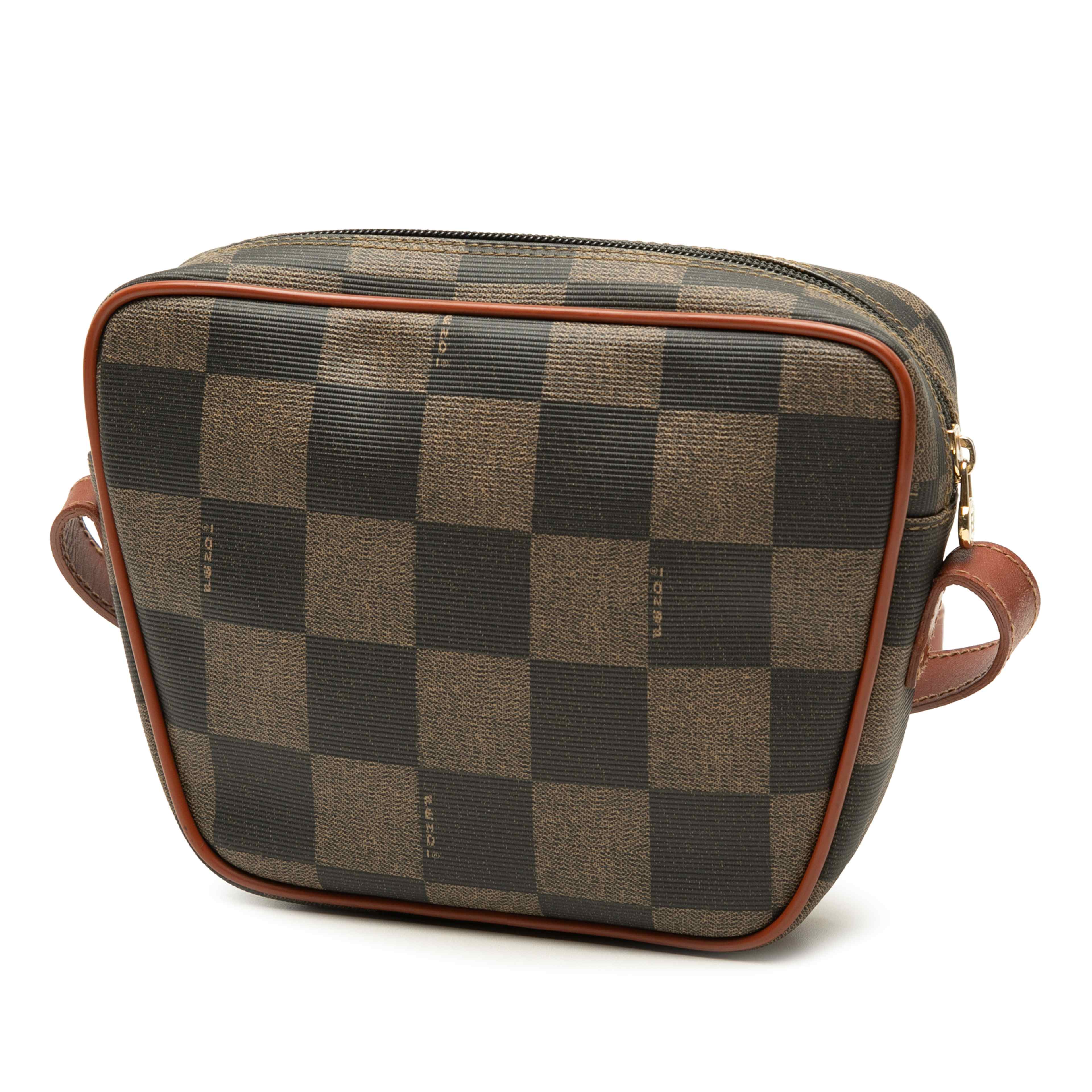 Fendi Pequin Coated Canvas Checkboard Crossbody, från Luxclusif, i färgen brun. Klicka för att öppna bilden i stort format