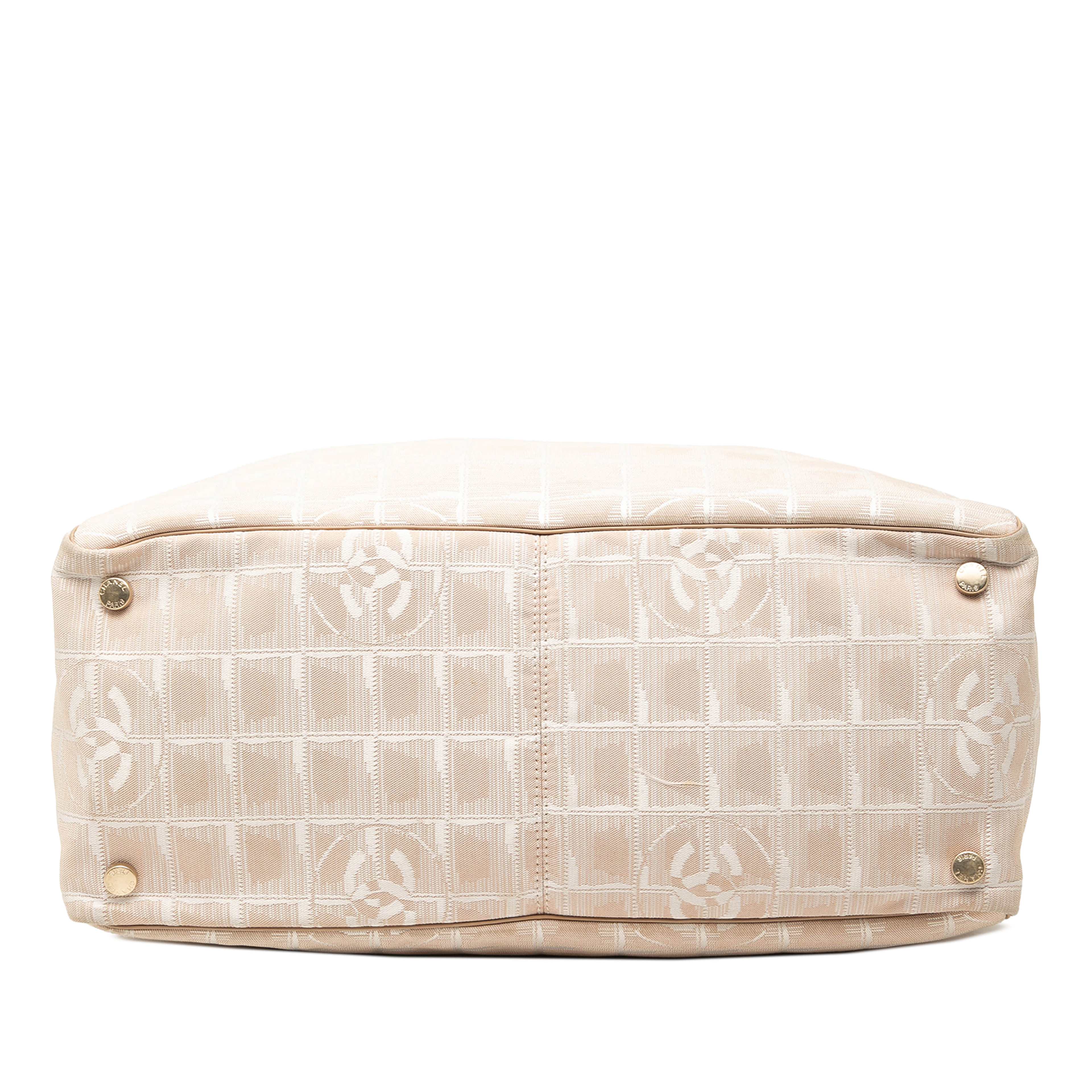 Chanel New Travel Line Nylon Tote, från Luxclusif, i färgen beige. Klicka för att öppna bilden i stort format