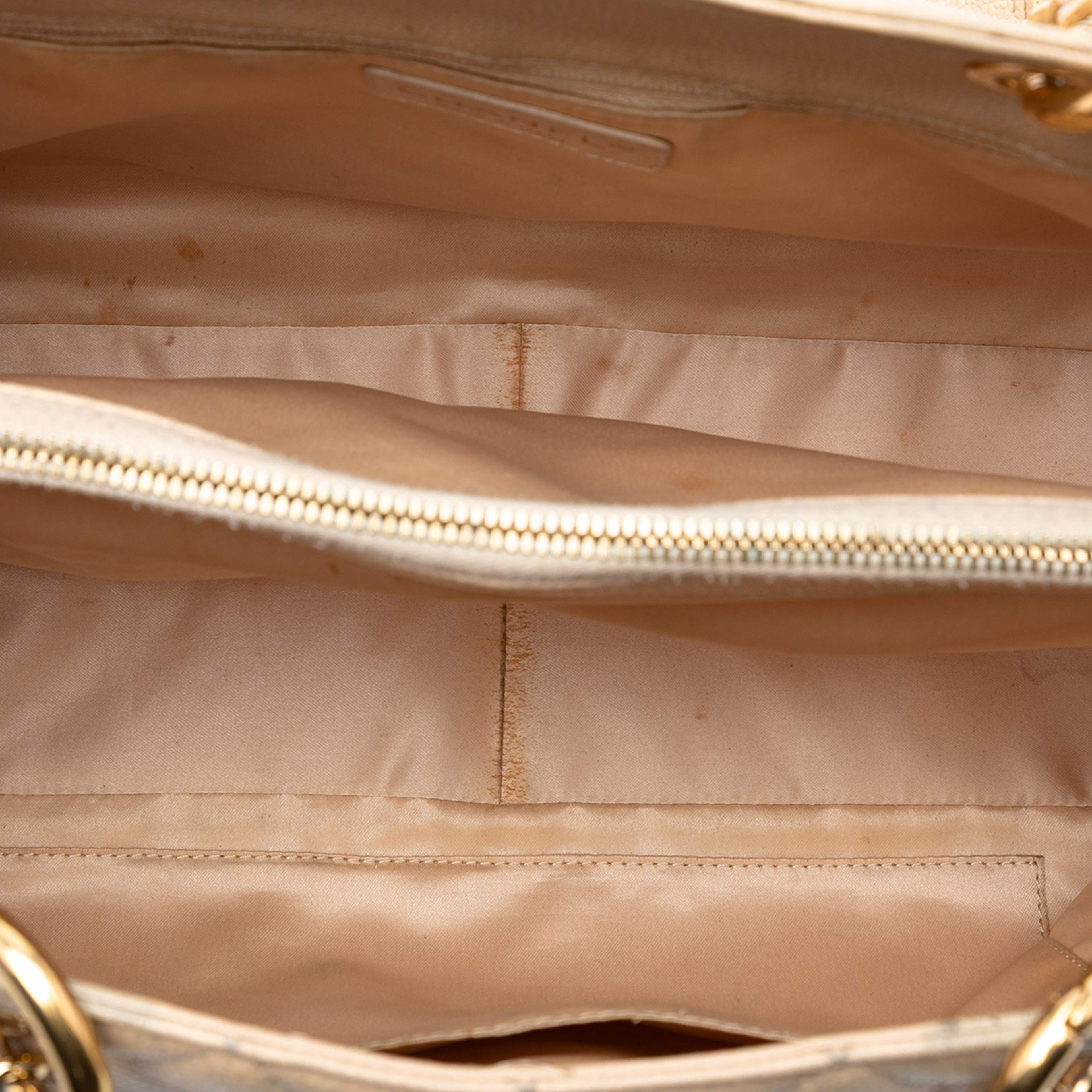 Chanel Caviar Grand Shopping Tote, från Luxclusif, i färgen light beige. Klicka för att öppna bilden i stort format