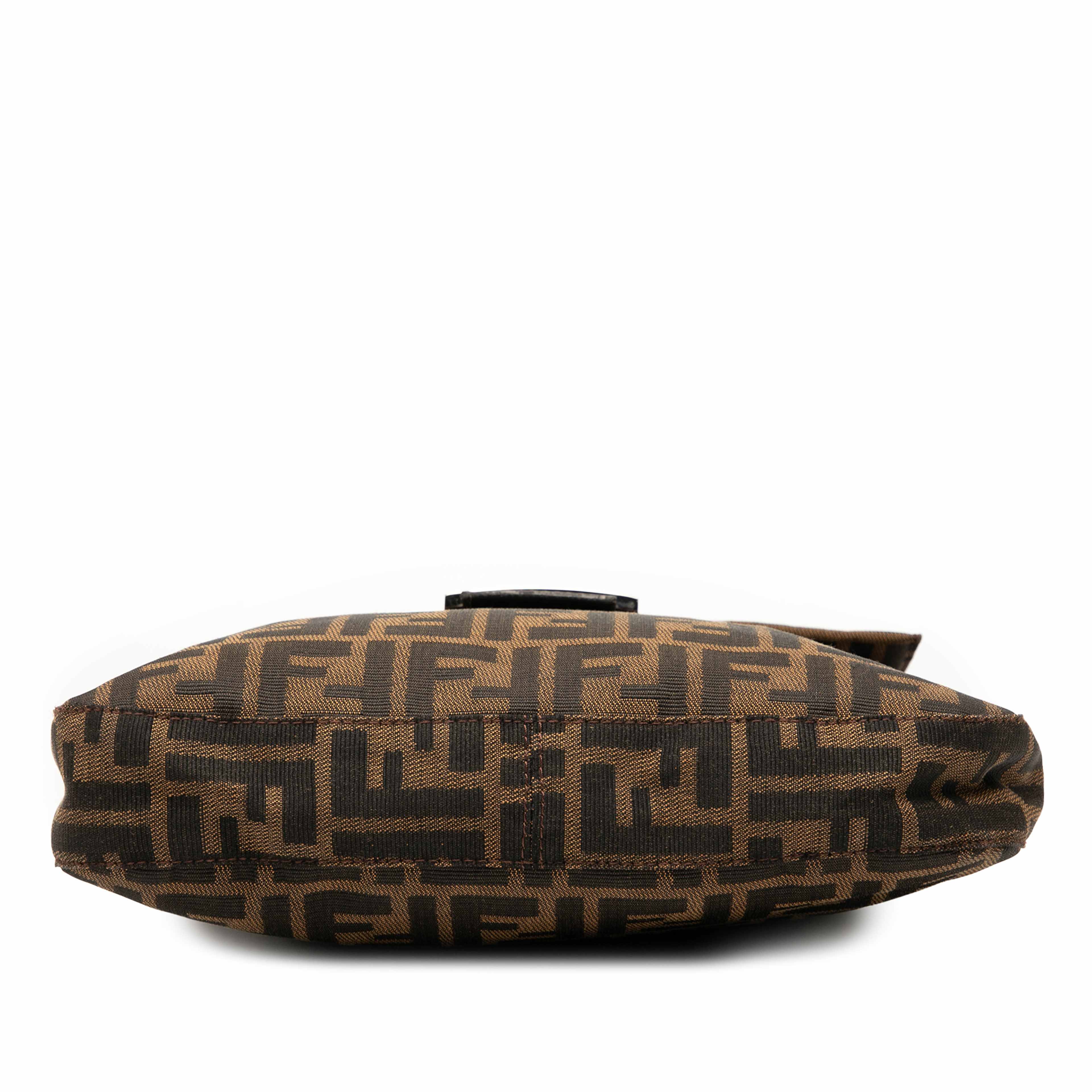 Fendi Zucca Canvas Shoulder Bag, från Luxclusif, i färgen brown. Klicka för att öppna bilden i stort format