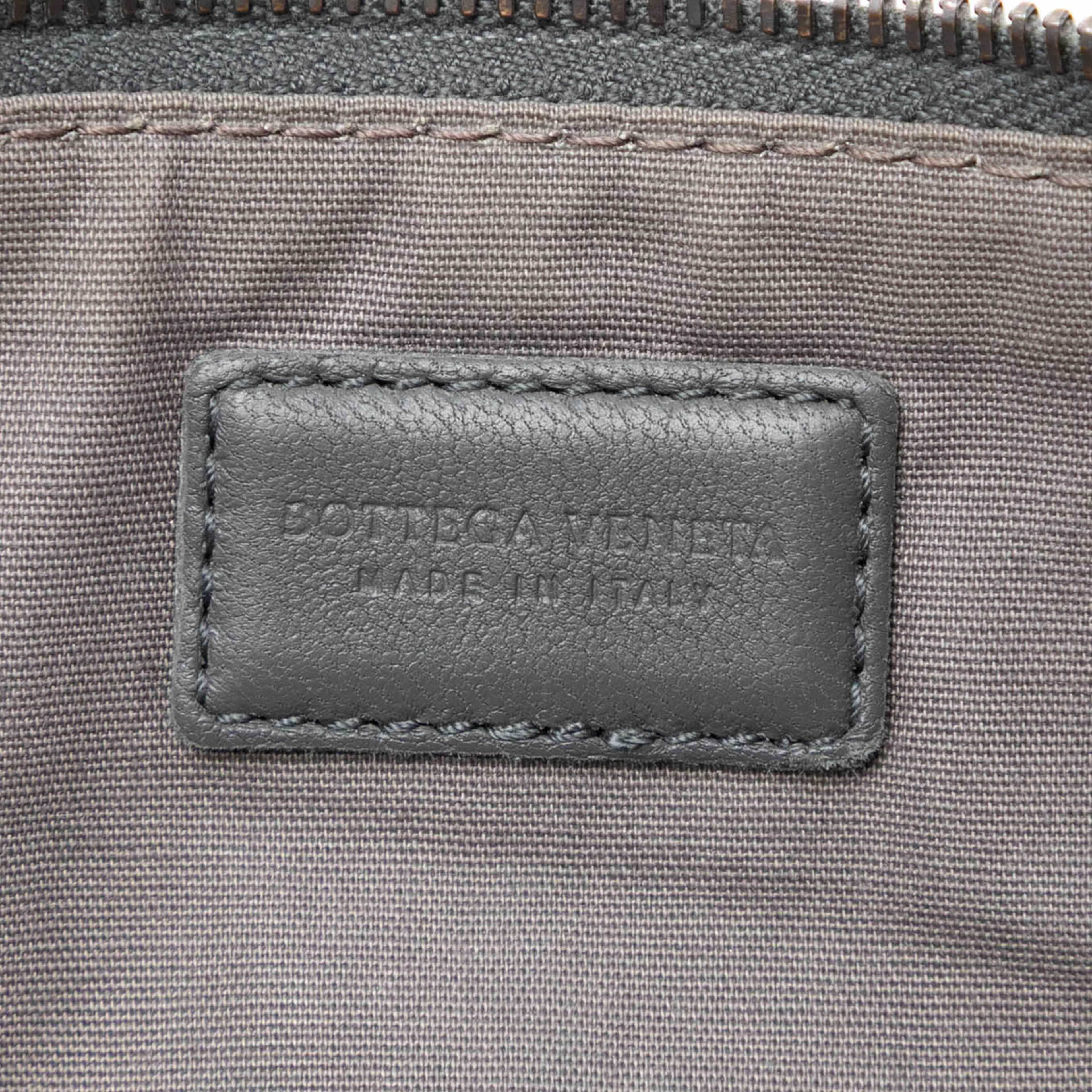 Bottega Veneta Nappa Intrecciato Clutch, från Luxclusif, i färgen dark gray. Klicka för att öppna bilden i stort format