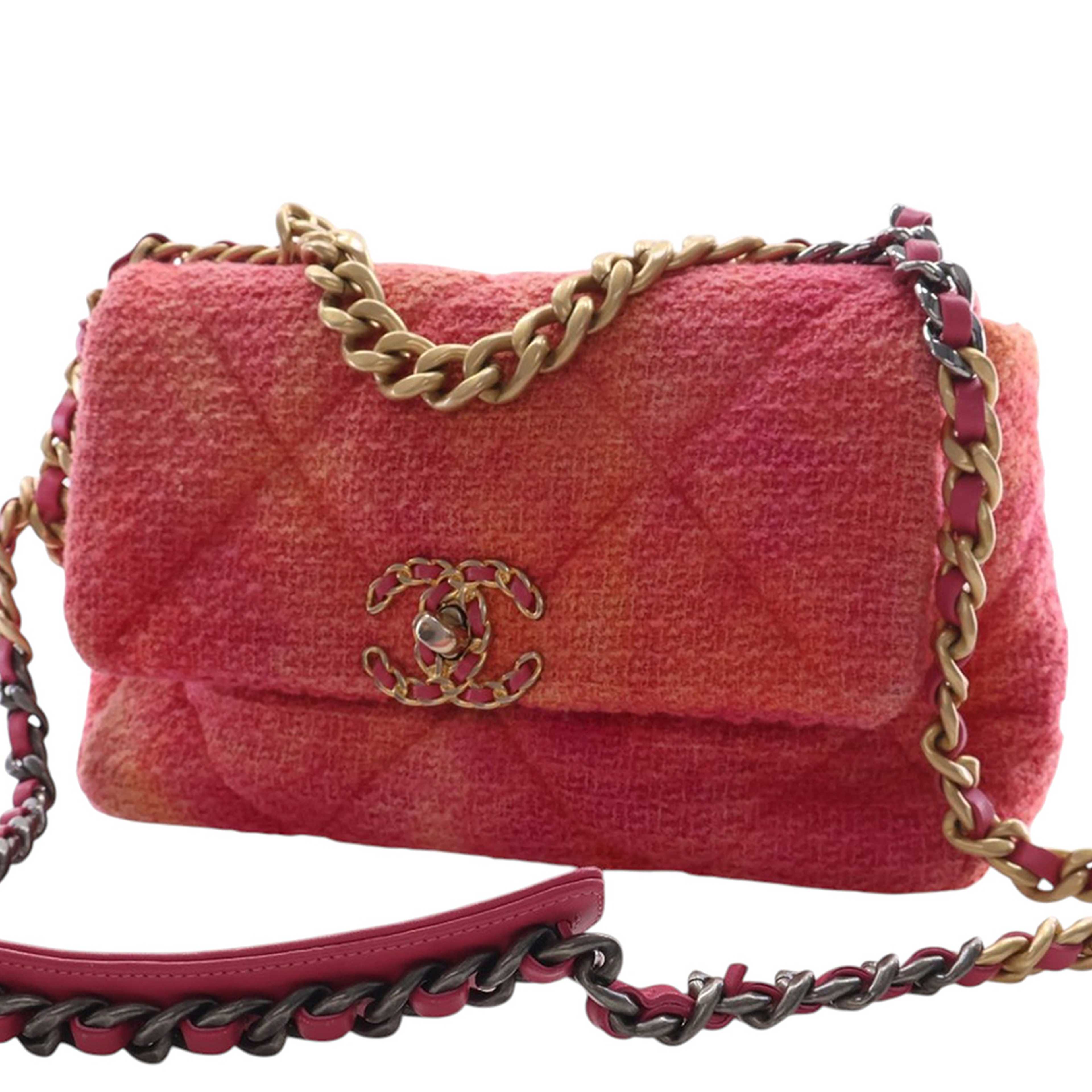 Chanel Medium Tweed Ombre 19 Flap, från Luxclusif, i färgen rosa. Klicka för att öppna bilden i stort format