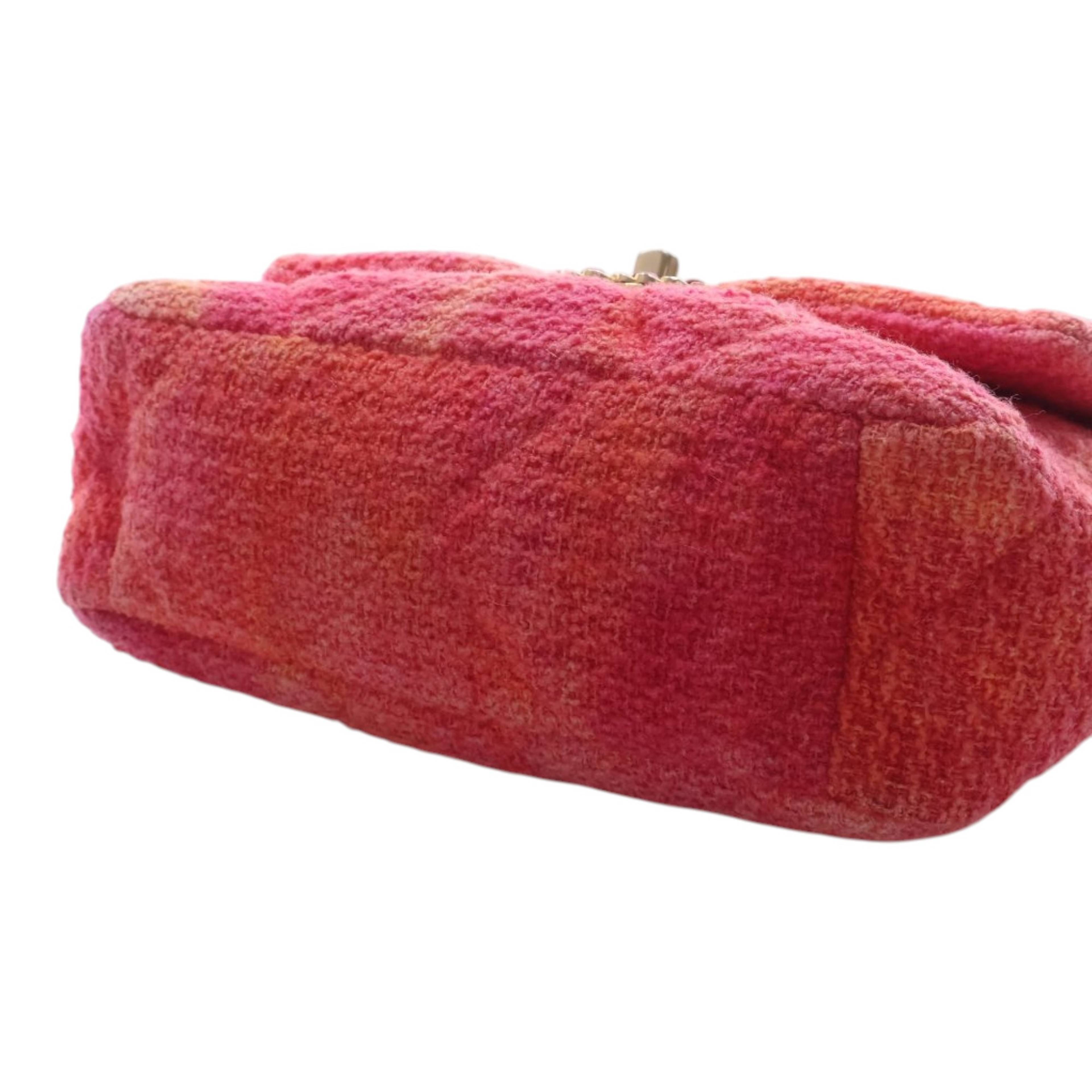 Chanel Medium Tweed Ombre 19 Flap, från Luxclusif, i färgen rosa. Klicka för att öppna bilden i stort format