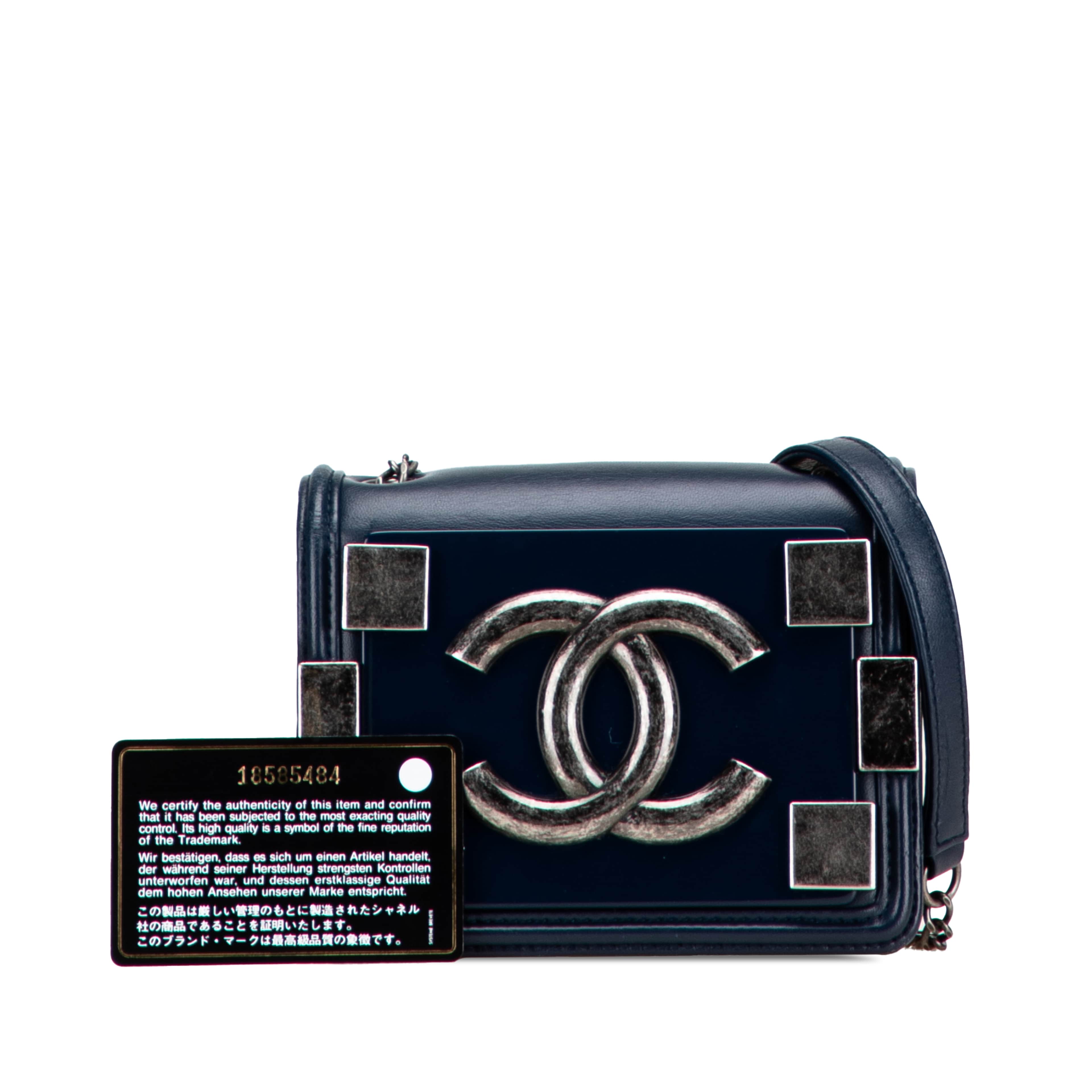 Chanel Mini Acrylic And Calfskin Boy Brick Flap, från Luxclusif, i färgen blå. Klicka för att öppna bilden i stort format