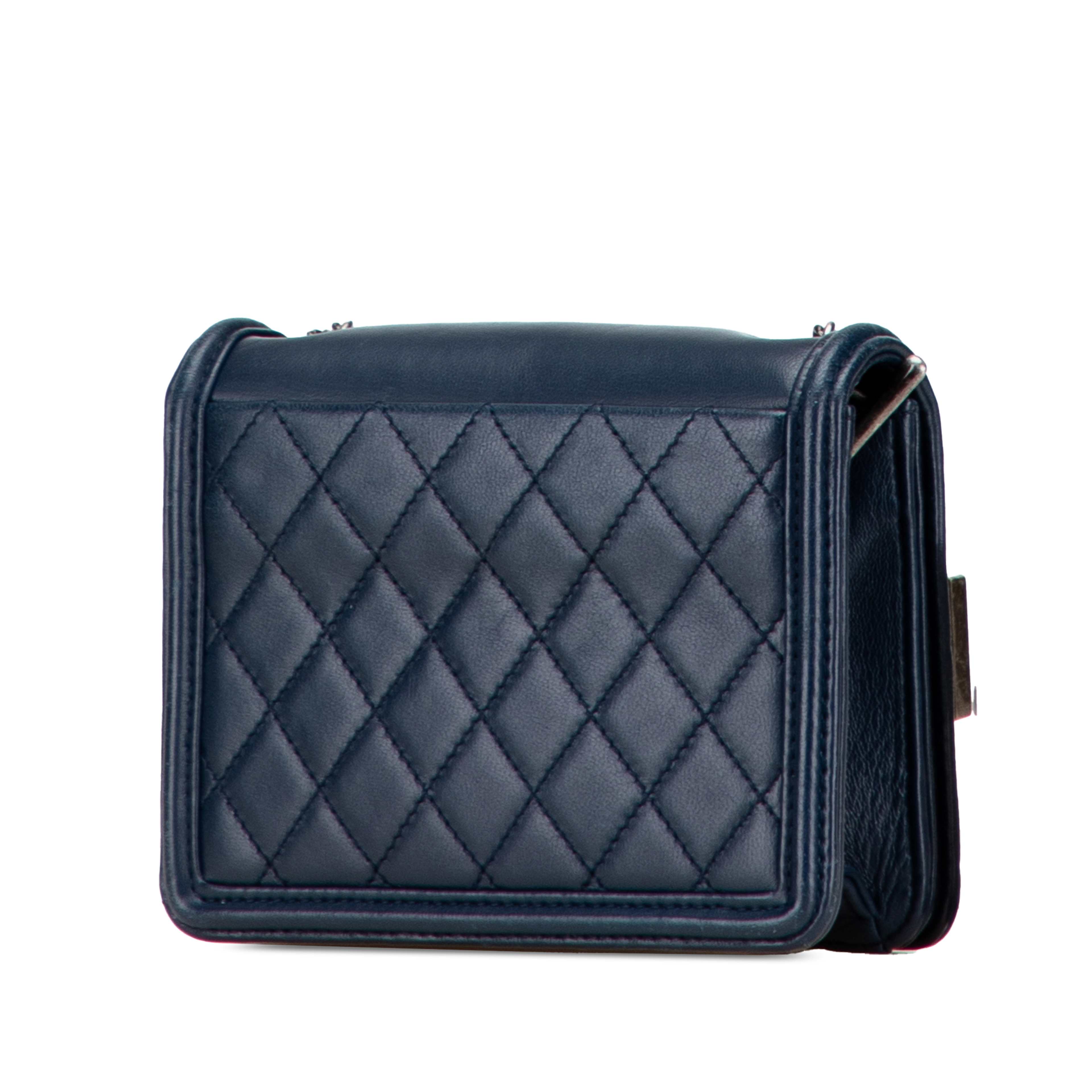 Chanel Mini Acrylic And Calfskin Boy Brick Flap, från Luxclusif, i färgen blå. Klicka för att öppna bilden i stort format