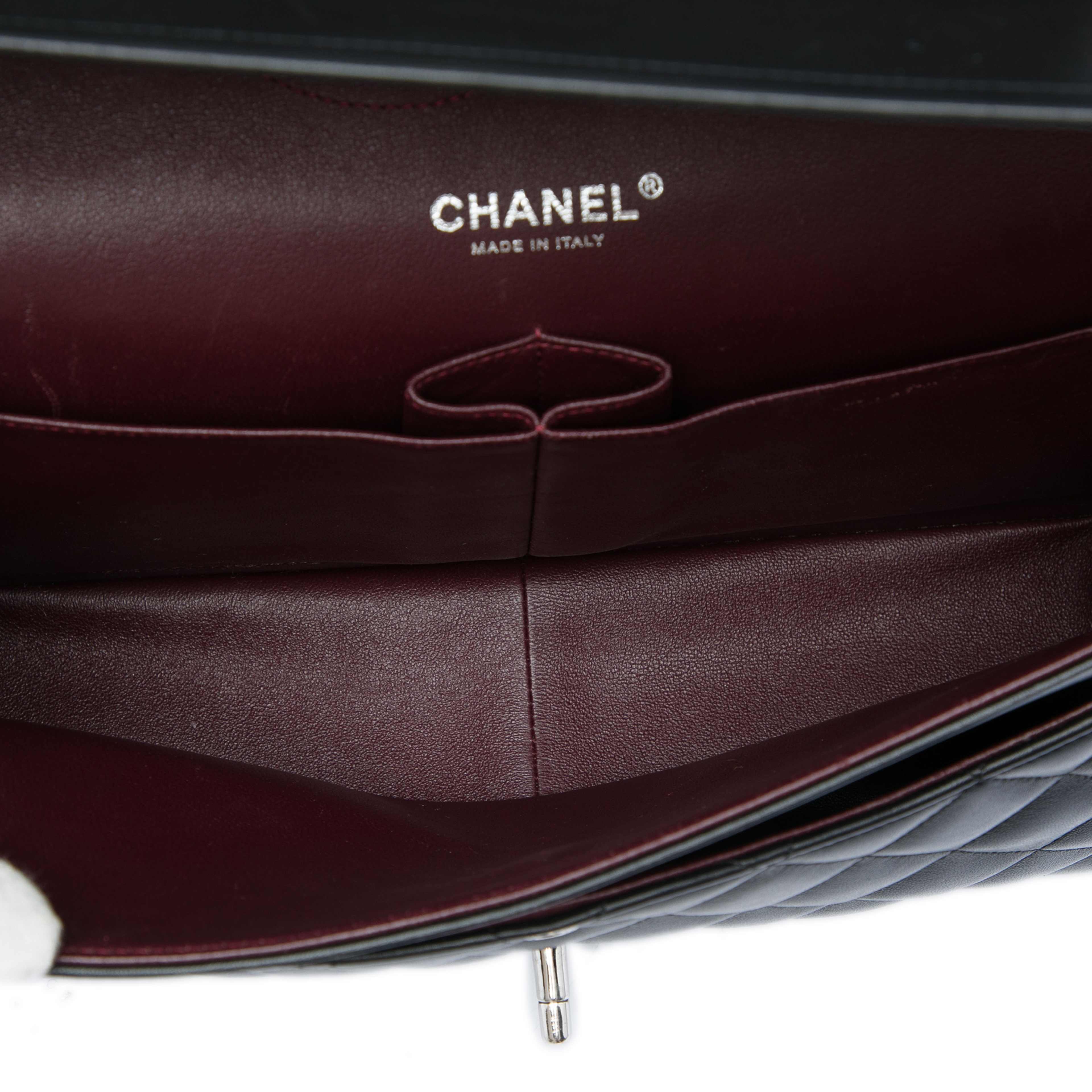 Chanel Jumbo Classic Lambskin Double Flap, från Luxclusif, i färgen svart. Klicka för att öppna bilden i stort format