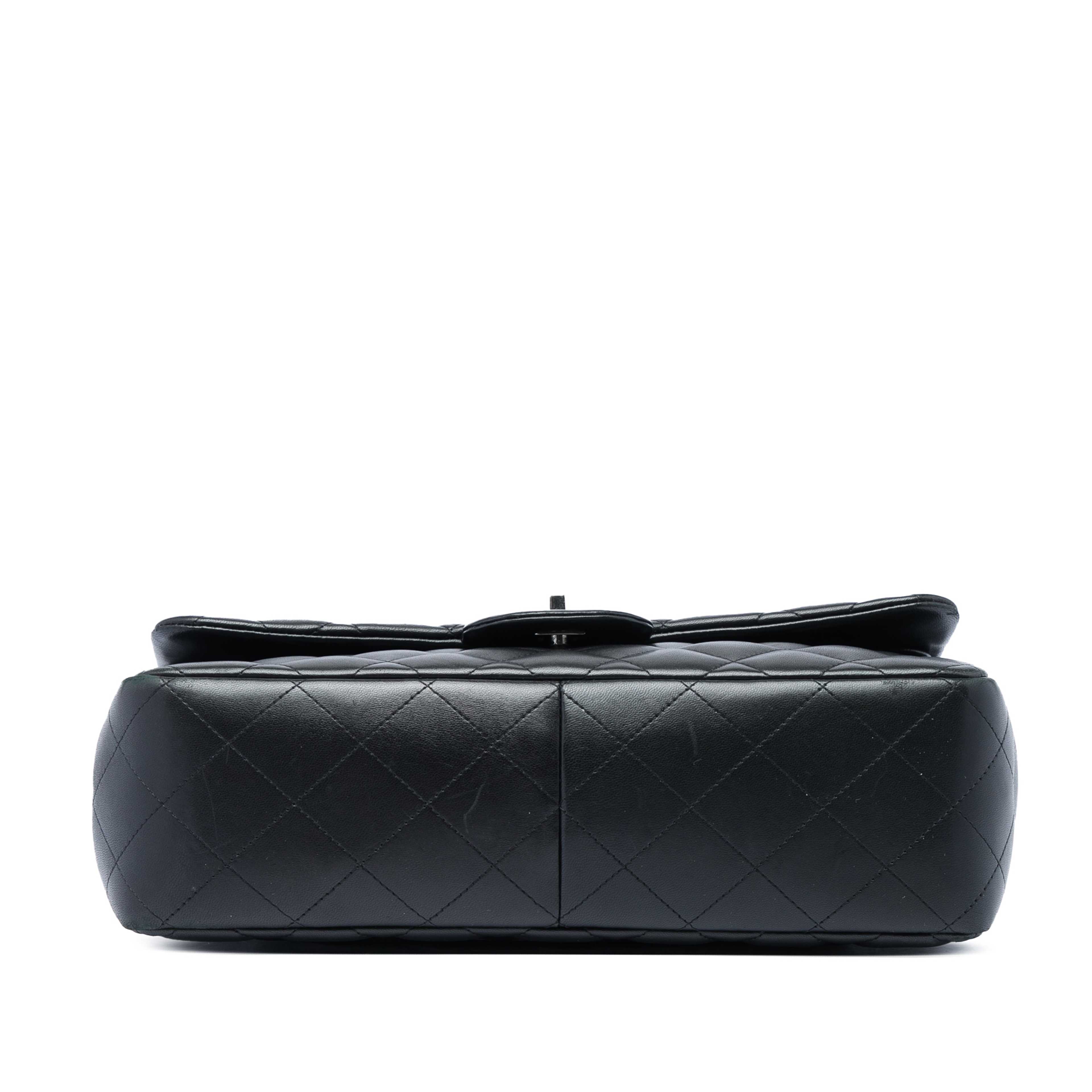 Chanel Jumbo Classic Lambskin Double Flap, från Luxclusif, i färgen svart. Klicka för att öppna bilden i stort format