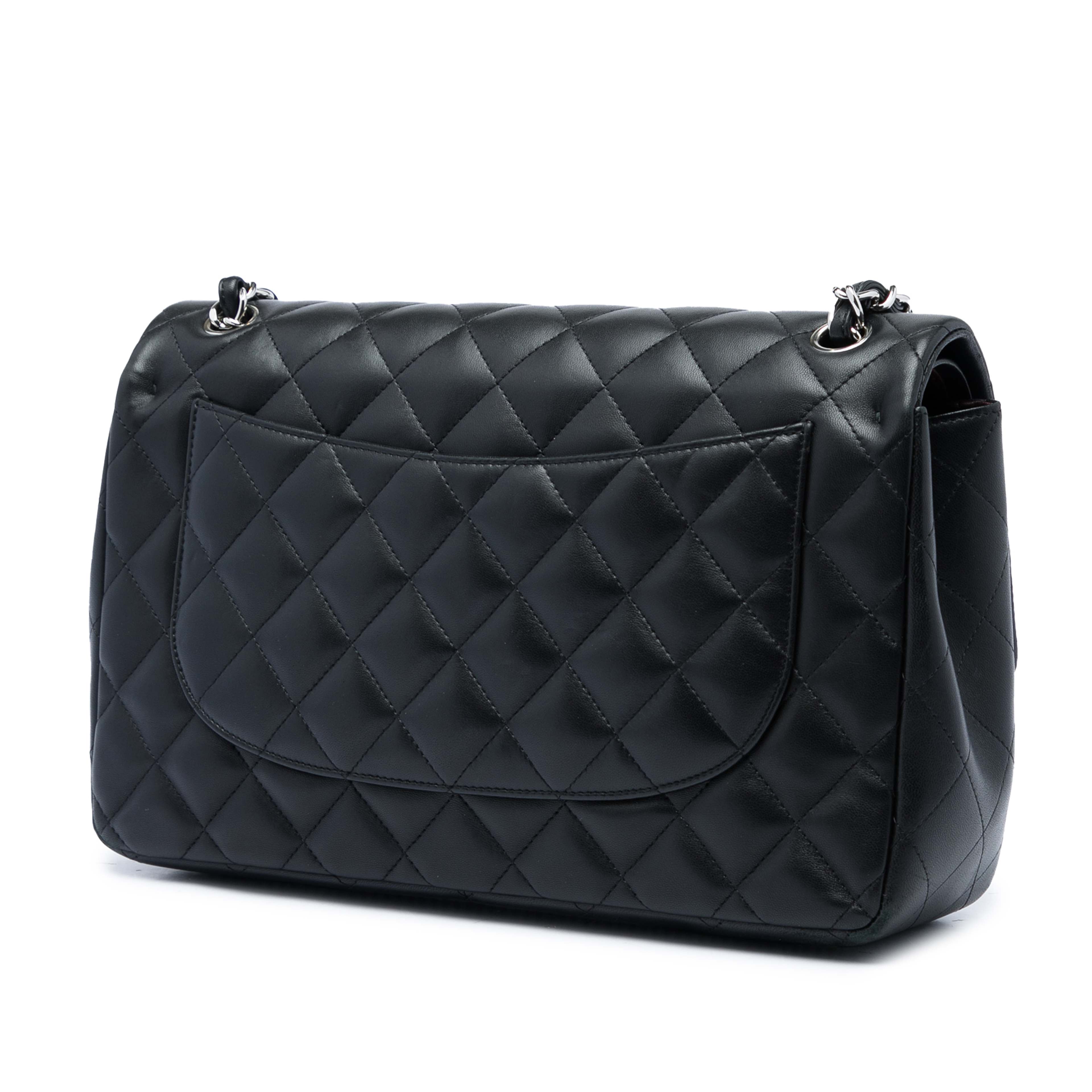 Chanel Jumbo Classic Lambskin Double Flap, från Luxclusif, i färgen svart. Klicka för att öppna bilden i stort format