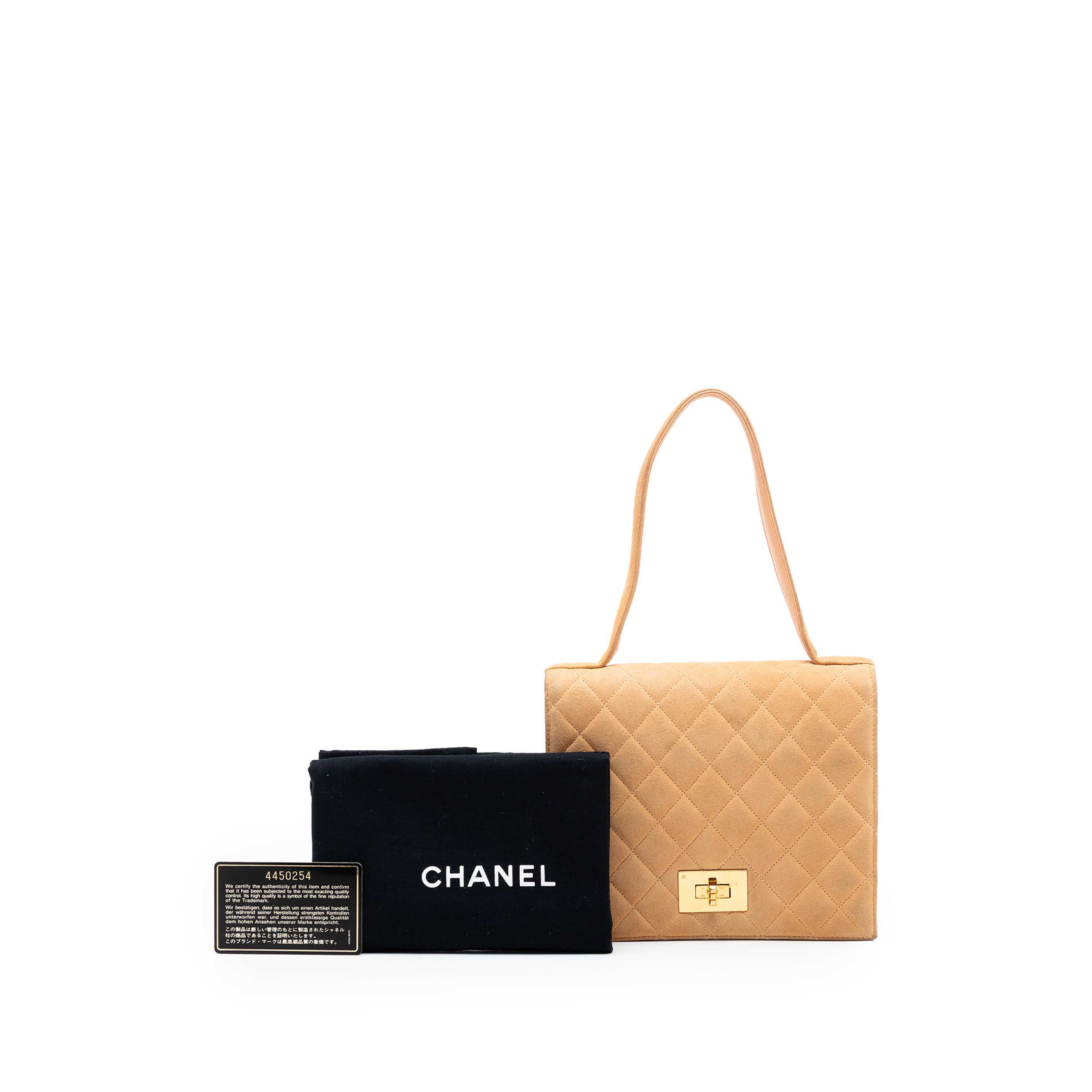 Chanel Quilted Suede Rita Flap, från Luxclusif, i färgen beige. Klicka för att öppna bilden i stort format