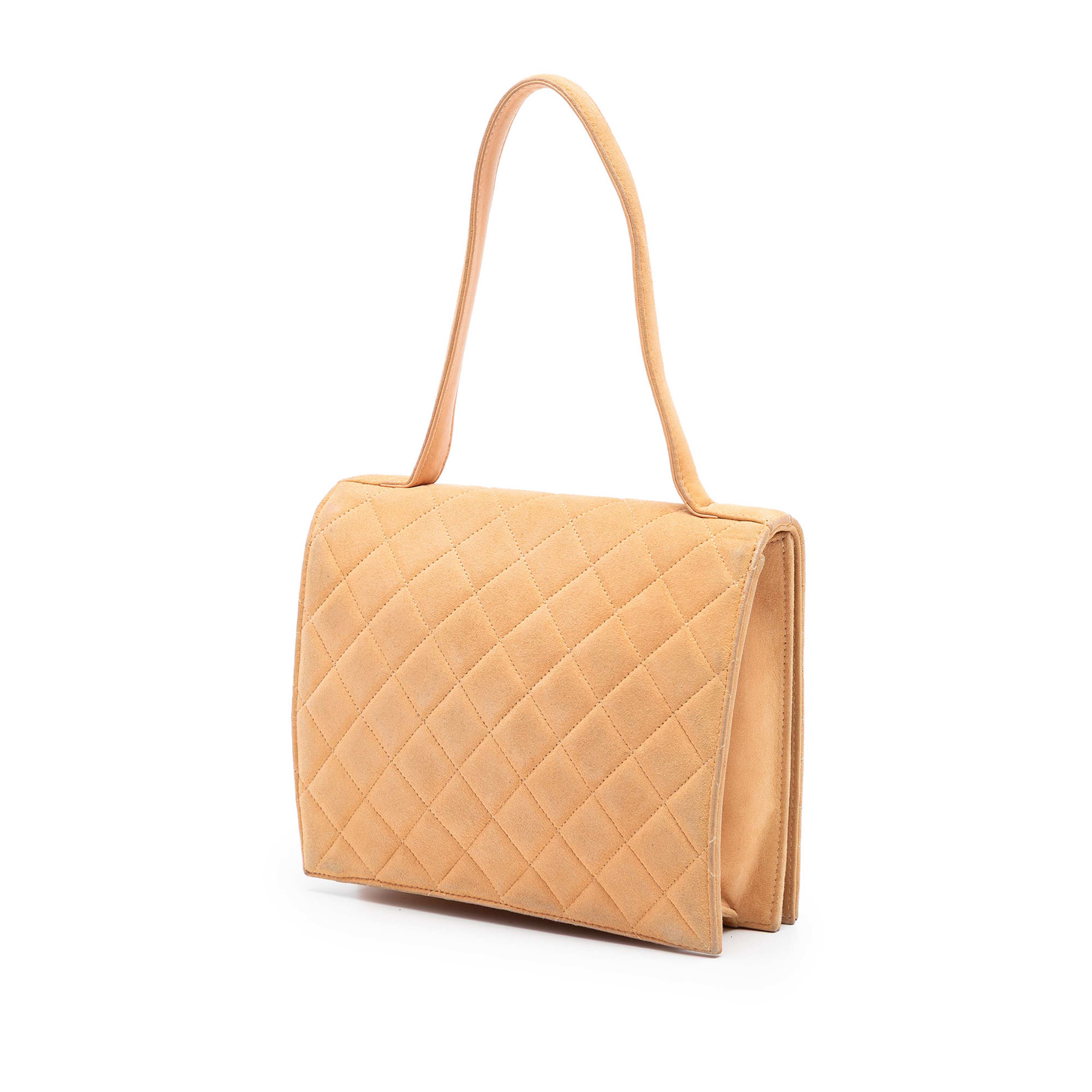 Chanel Quilted Suede Rita Flap, från Luxclusif, i färgen beige. Klicka för att öppna bilden i stort format