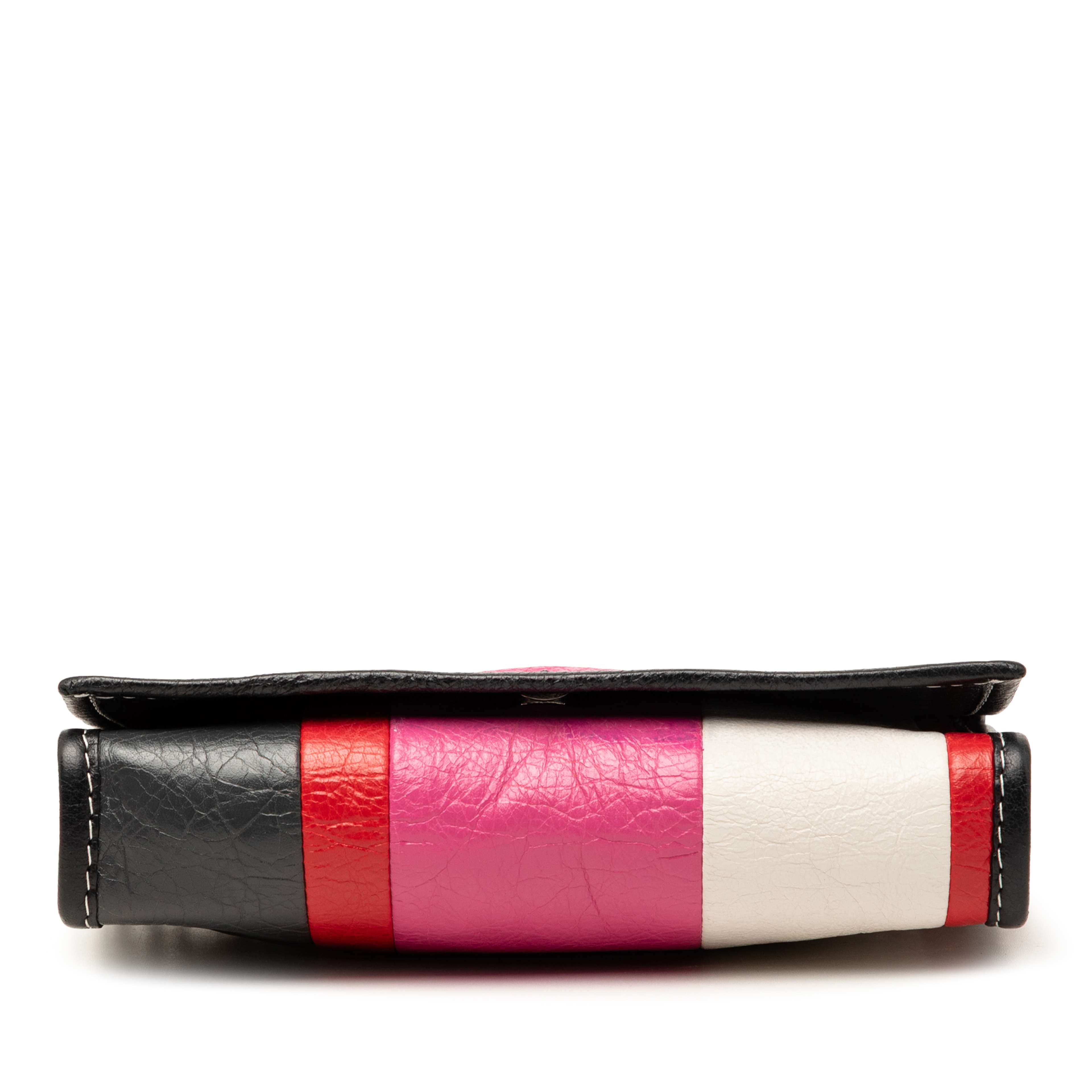Balenciaga Lambskin Bazar Crossbody, från Luxclusif, i färgen rosa. Klicka för att öppna bilden i stort format