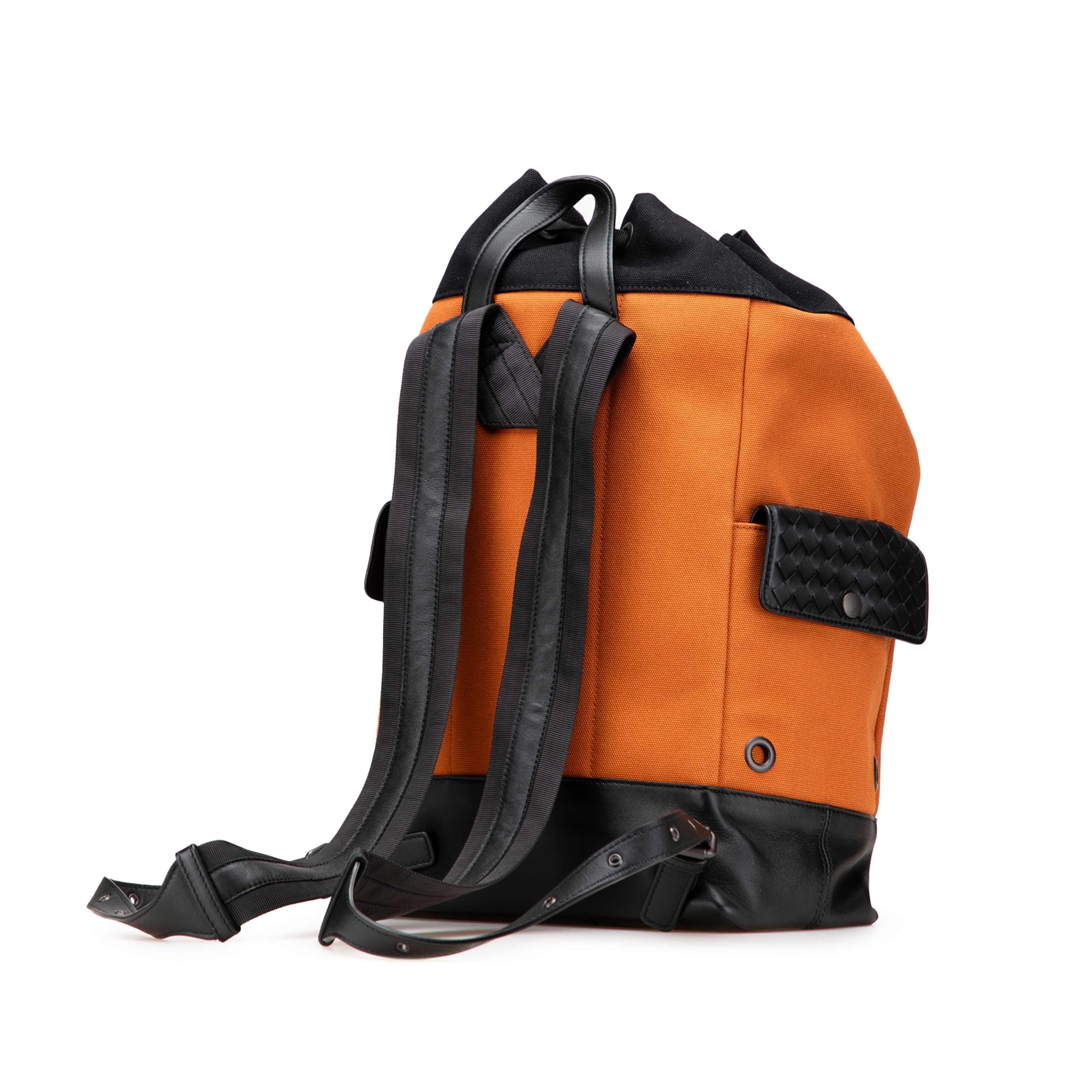 Bottega Veneta Canvas Drawstring Backpack, från Luxclusif, i färgen orange. Klicka för att öppna bilden i stort format