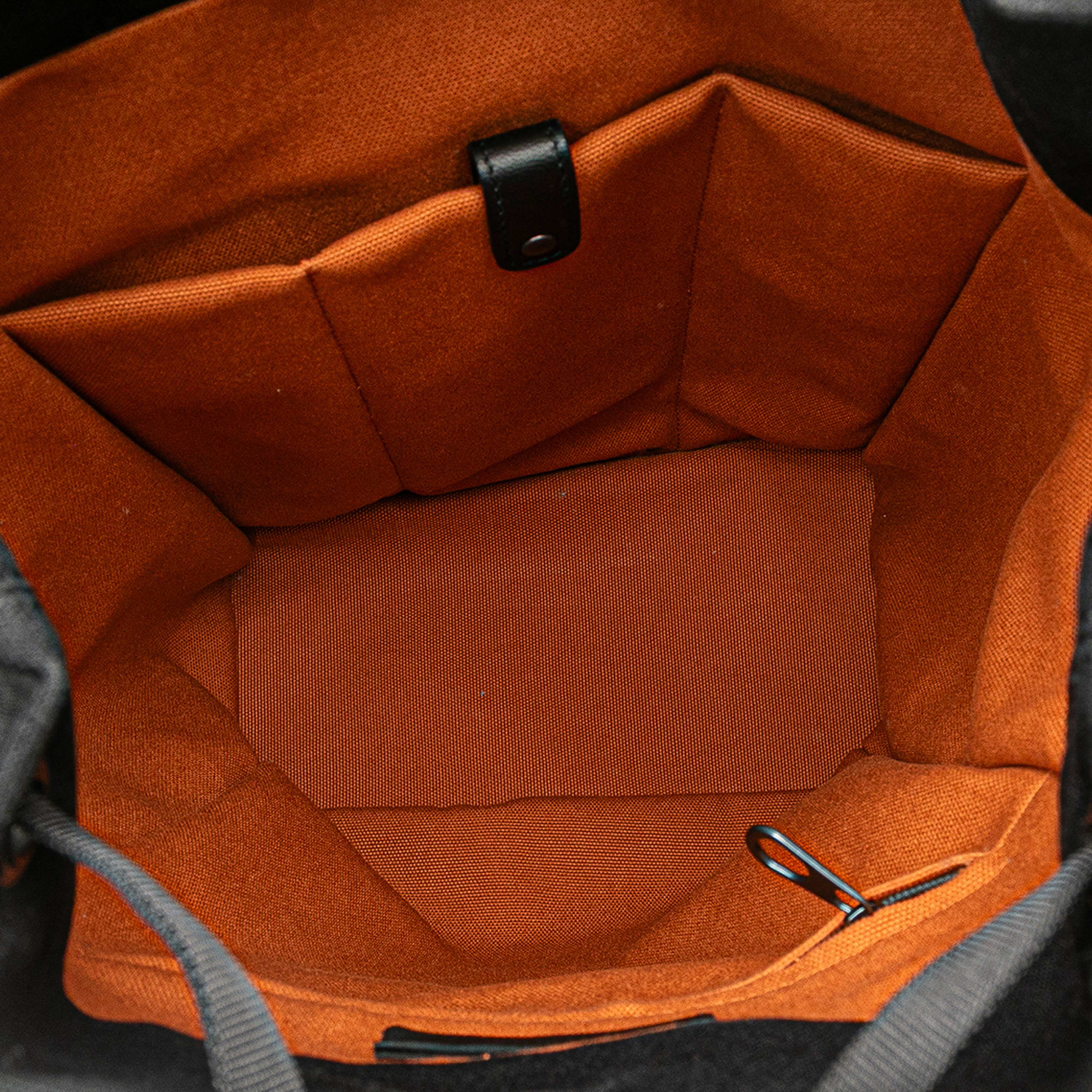 Bottega Veneta Canvas Drawstring Backpack, från Luxclusif, i färgen orange. Klicka för att öppna bilden i stort format