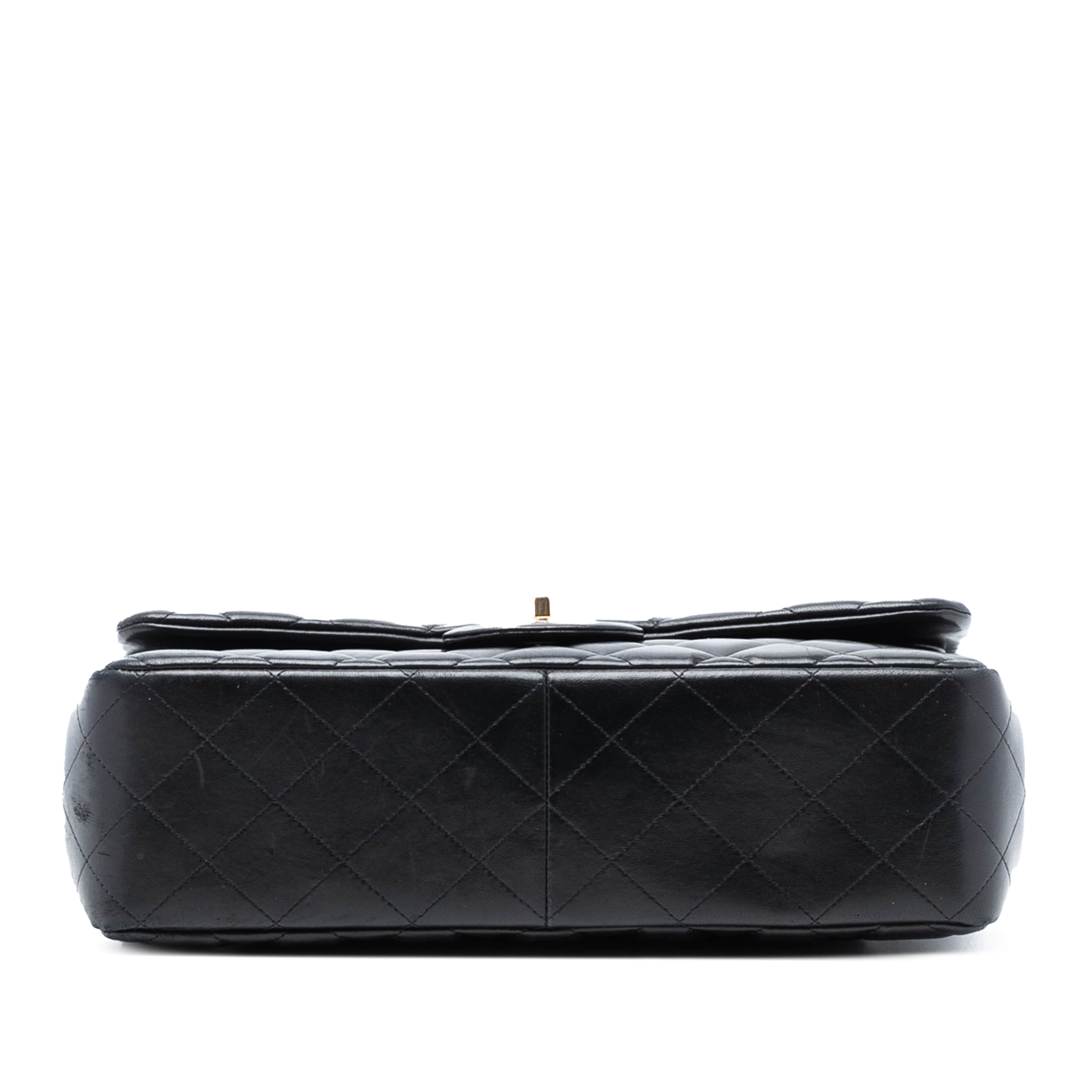 Chanel Jumbo Classic Lambskin Double Flap, från Luxclusif, i färgen black. Klicka för att öppna bilden i stort format