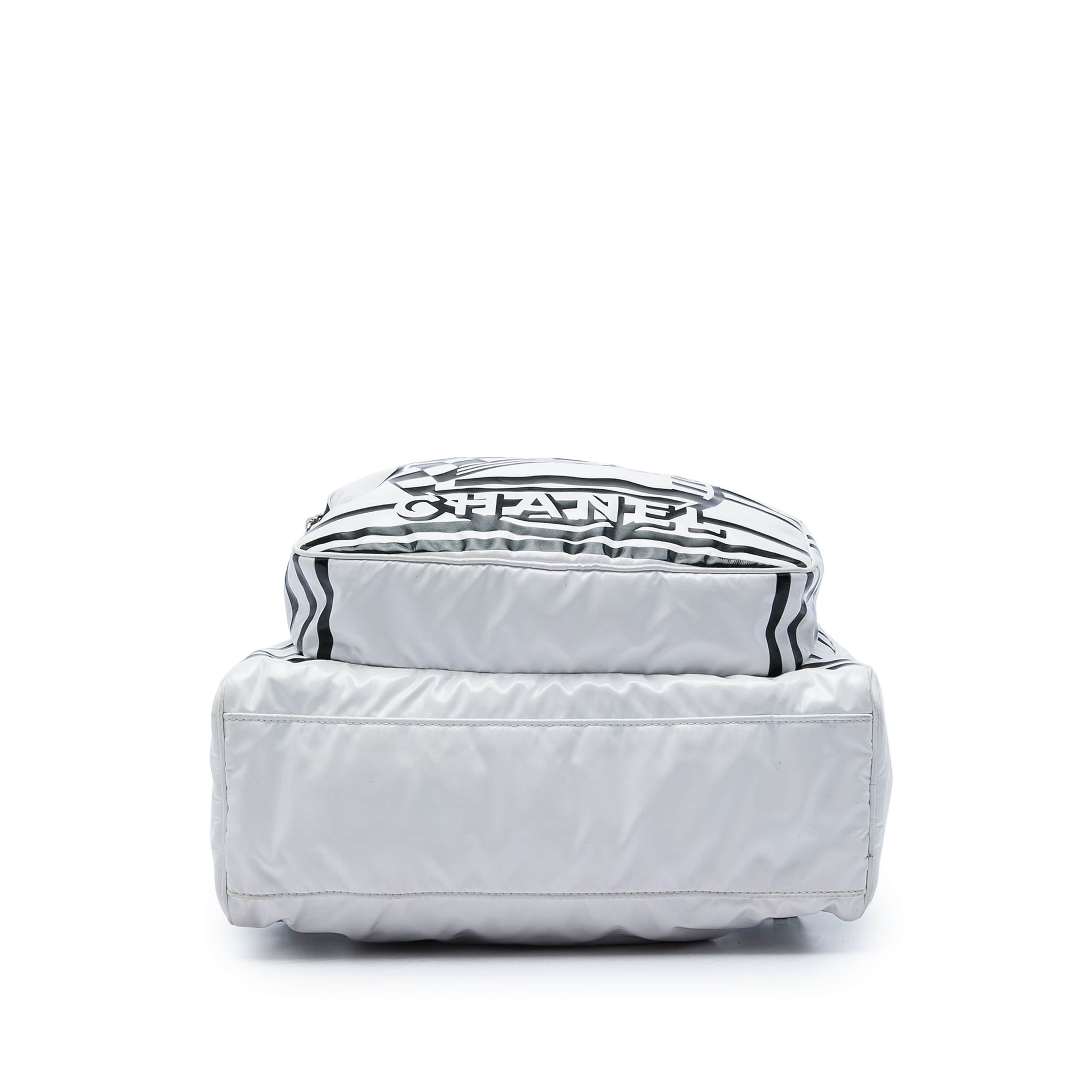 Chanel Vinyl La Pausa Bay Backpack, från Luxclusif, i färgen vit. Klicka för att öppna bilden i stort format