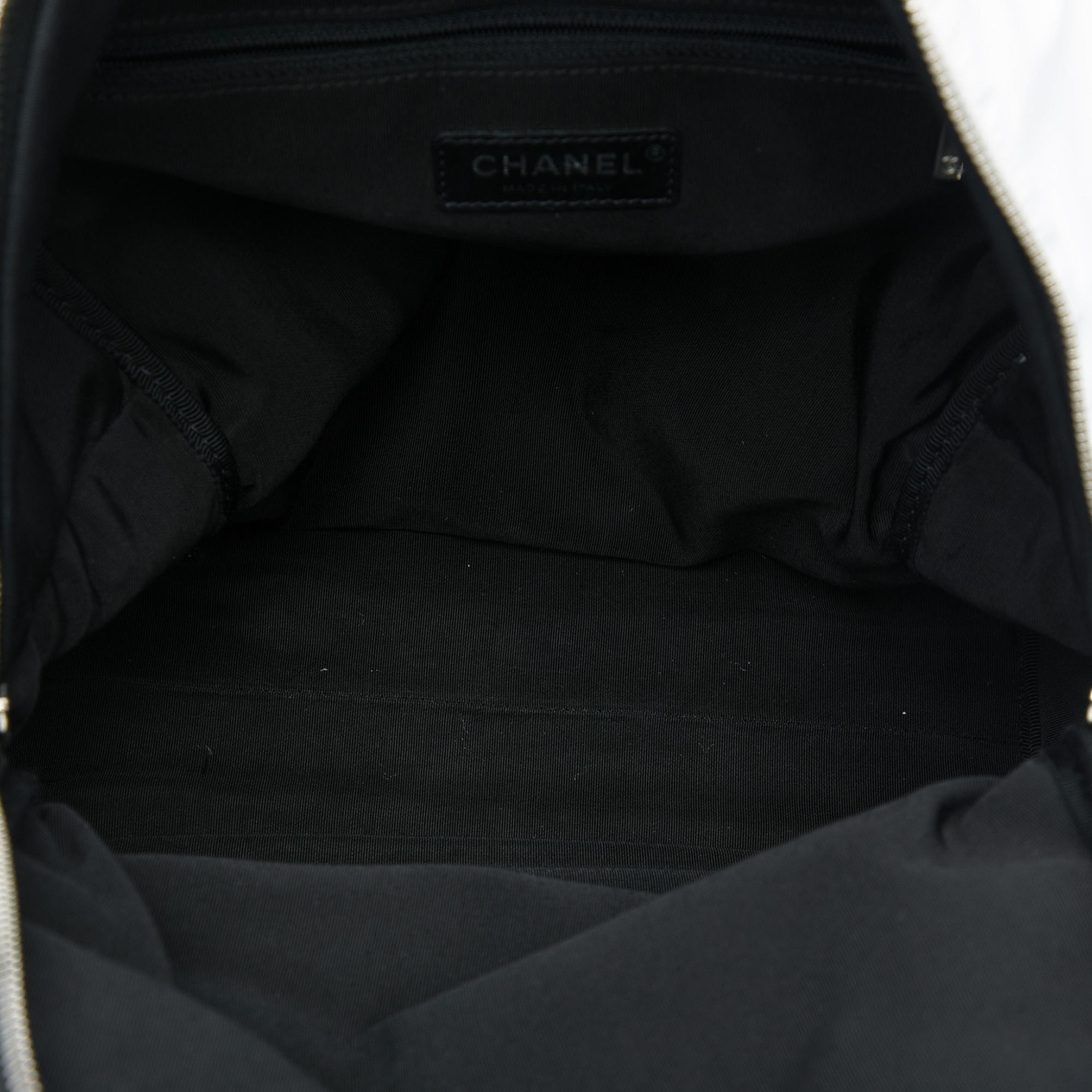Chanel Vinyl La Pausa Bay Backpack, från Luxclusif, i färgen vit. Klicka för att öppna bilden i stort format