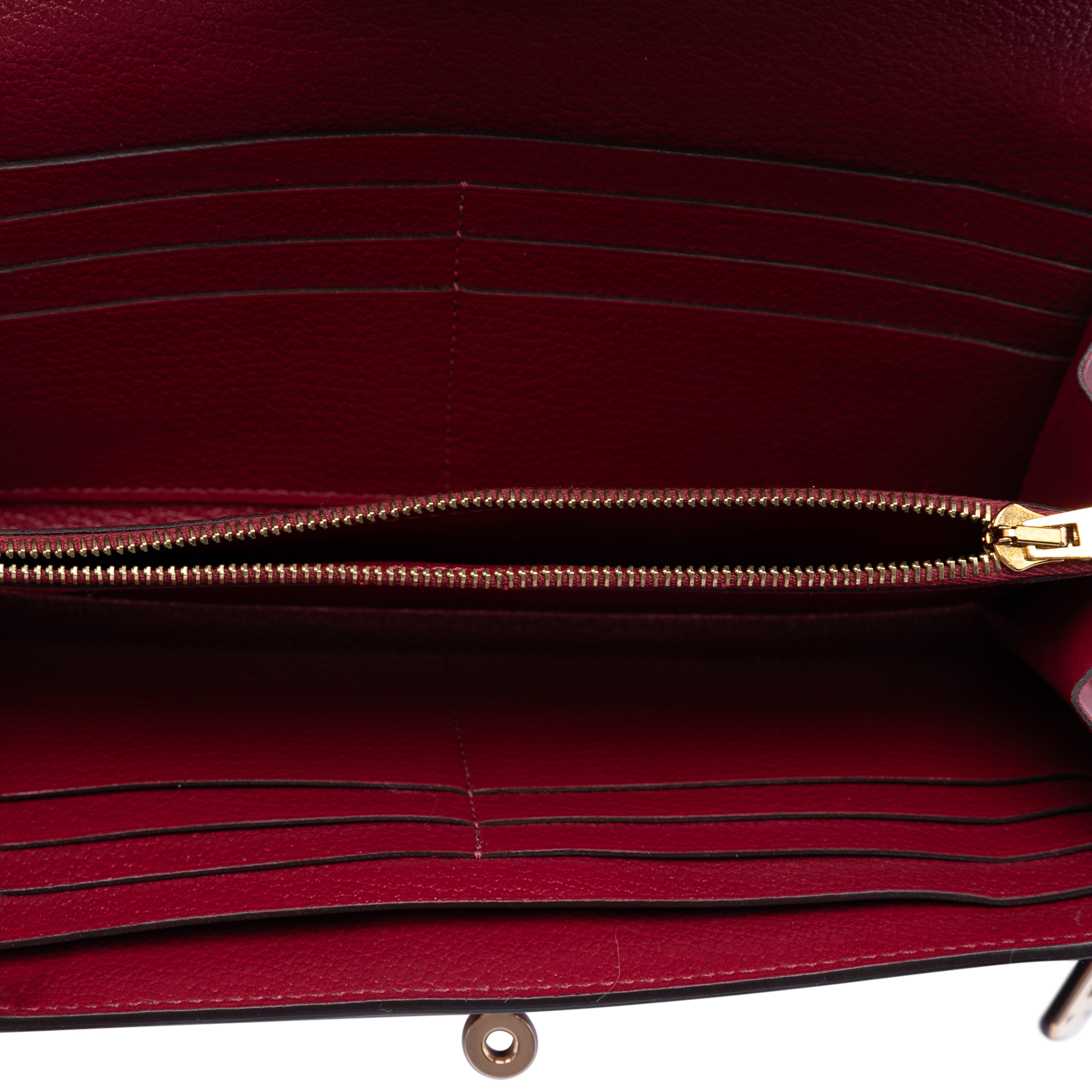 Hermès Swift Ghillies Kelly Longue Wallet, från Luxclusif, i färgen dark red. Klicka för att öppna bilden i stort format