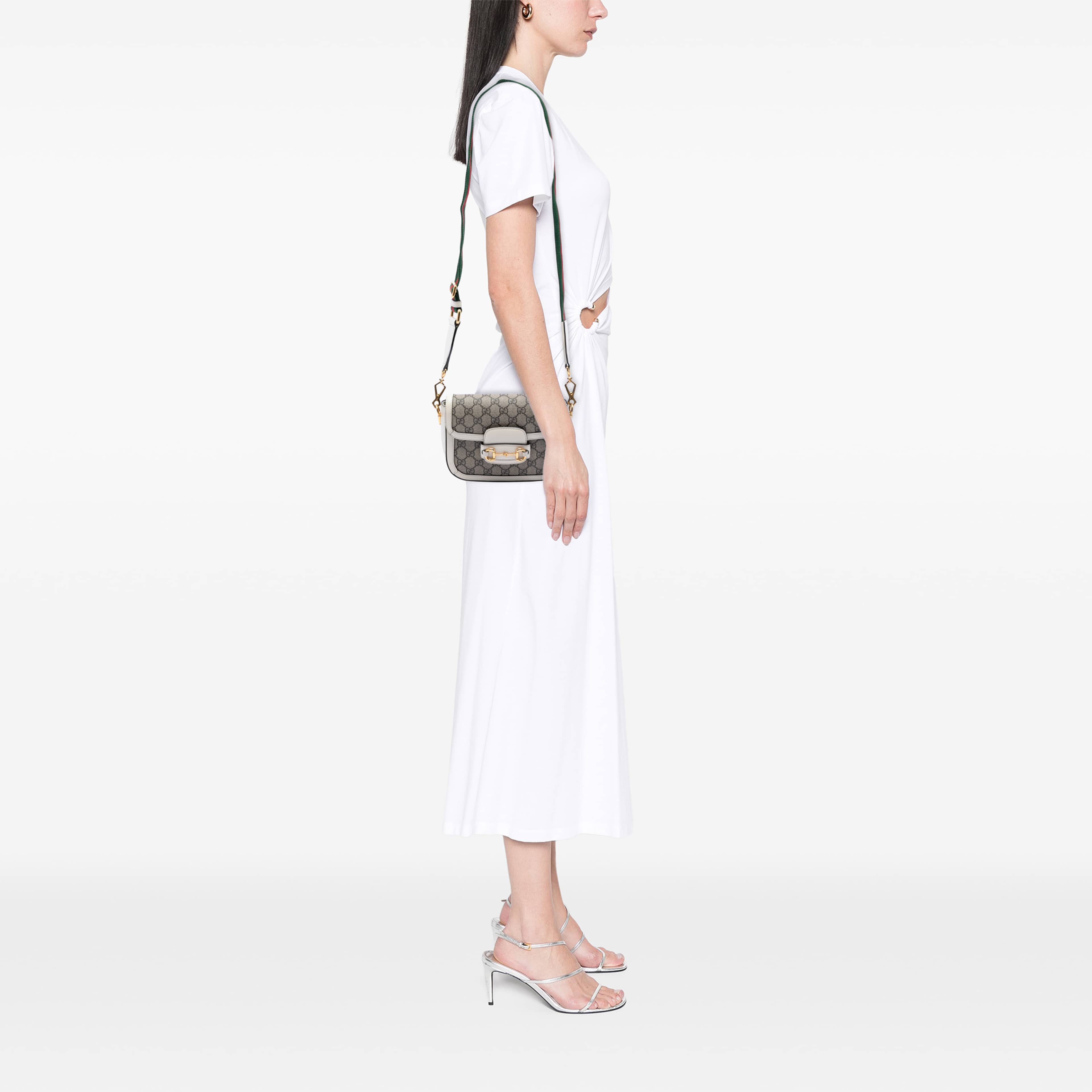Gucci Small Gg Supreme Web Horsebit 1955 Crossbody, från Luxclusif, i färgen beige. Klicka för att öppna bilden i stort format
