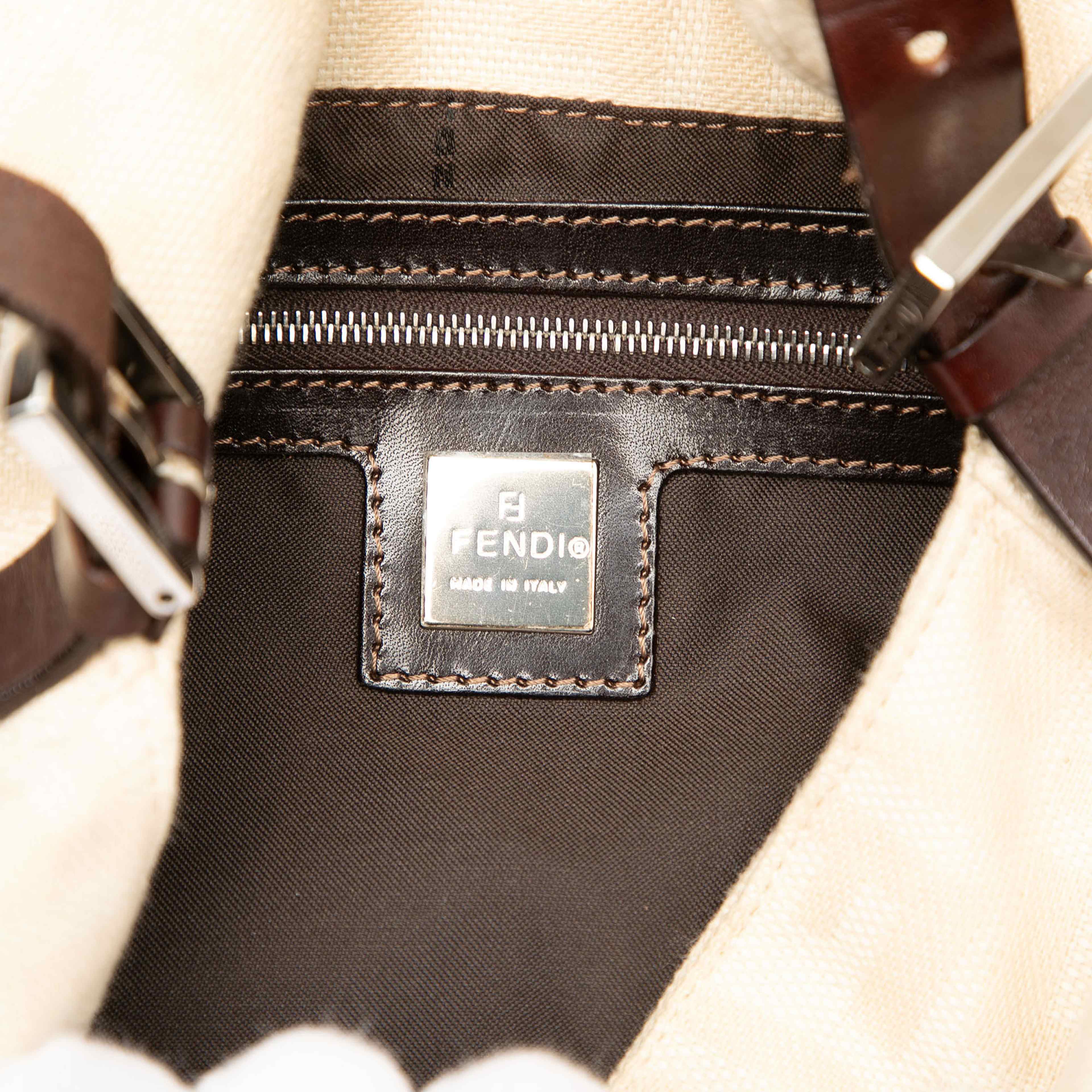 Fendi Zucca Canvas Mamma Forever, från Luxclusif, i färgen light beige. Klicka för att öppna bilden i stort format