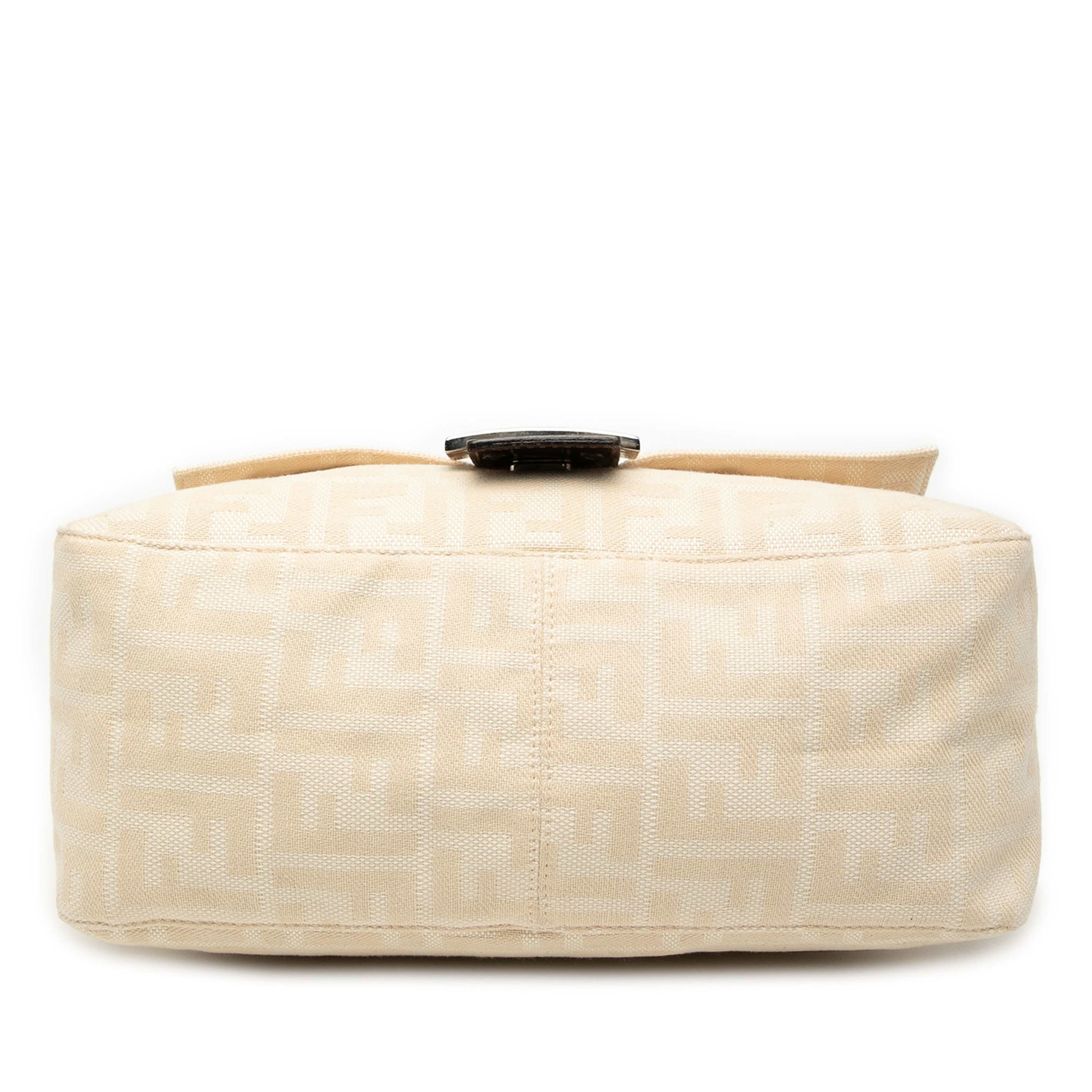 Fendi Zucca Canvas Mamma Forever, från Luxclusif, i färgen light beige. Klicka för att öppna bilden i stort format