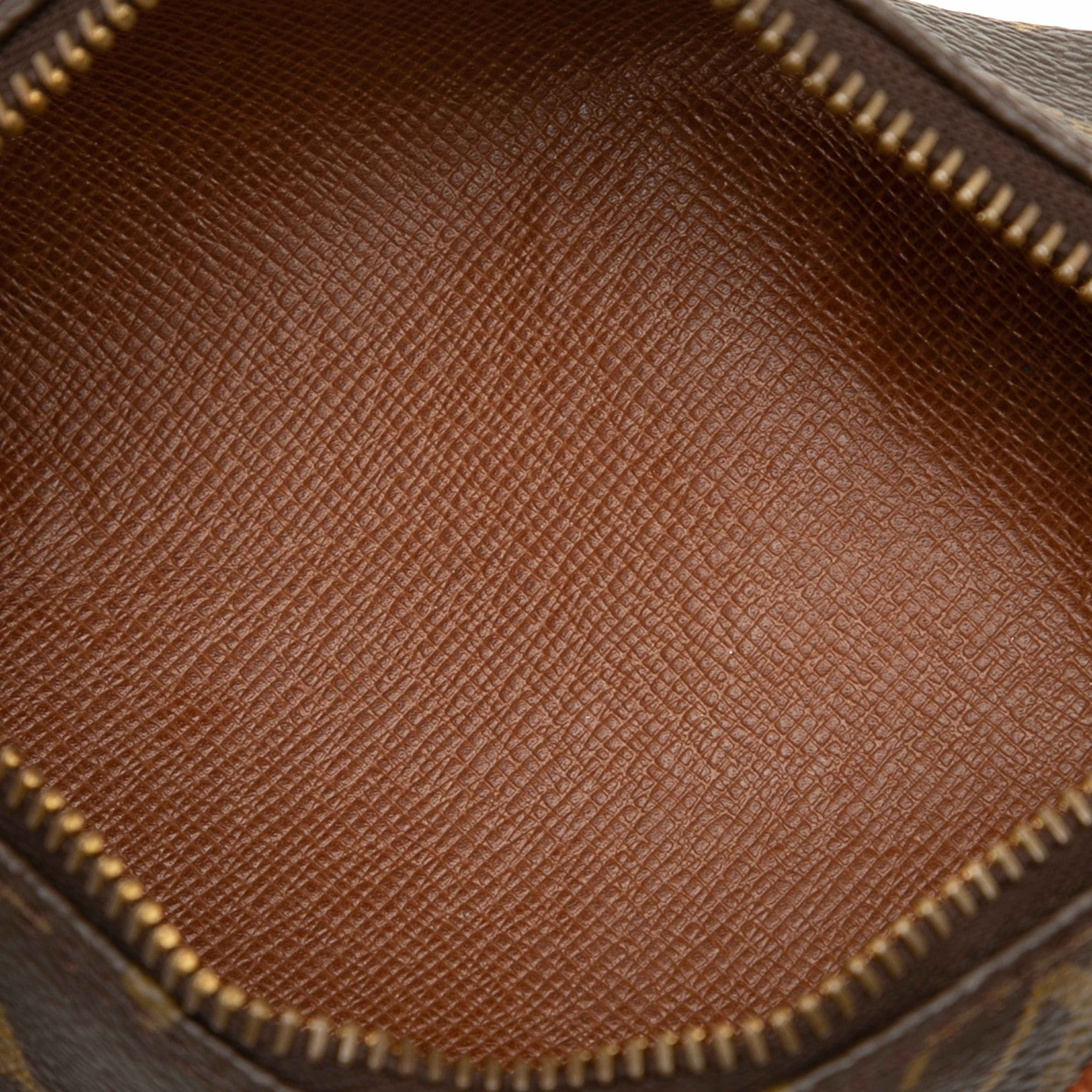 Louis Vuitton Monogram Papillon Pochette, från Luxclusif, i färgen brown. Klicka för att öppna bilden i stort format