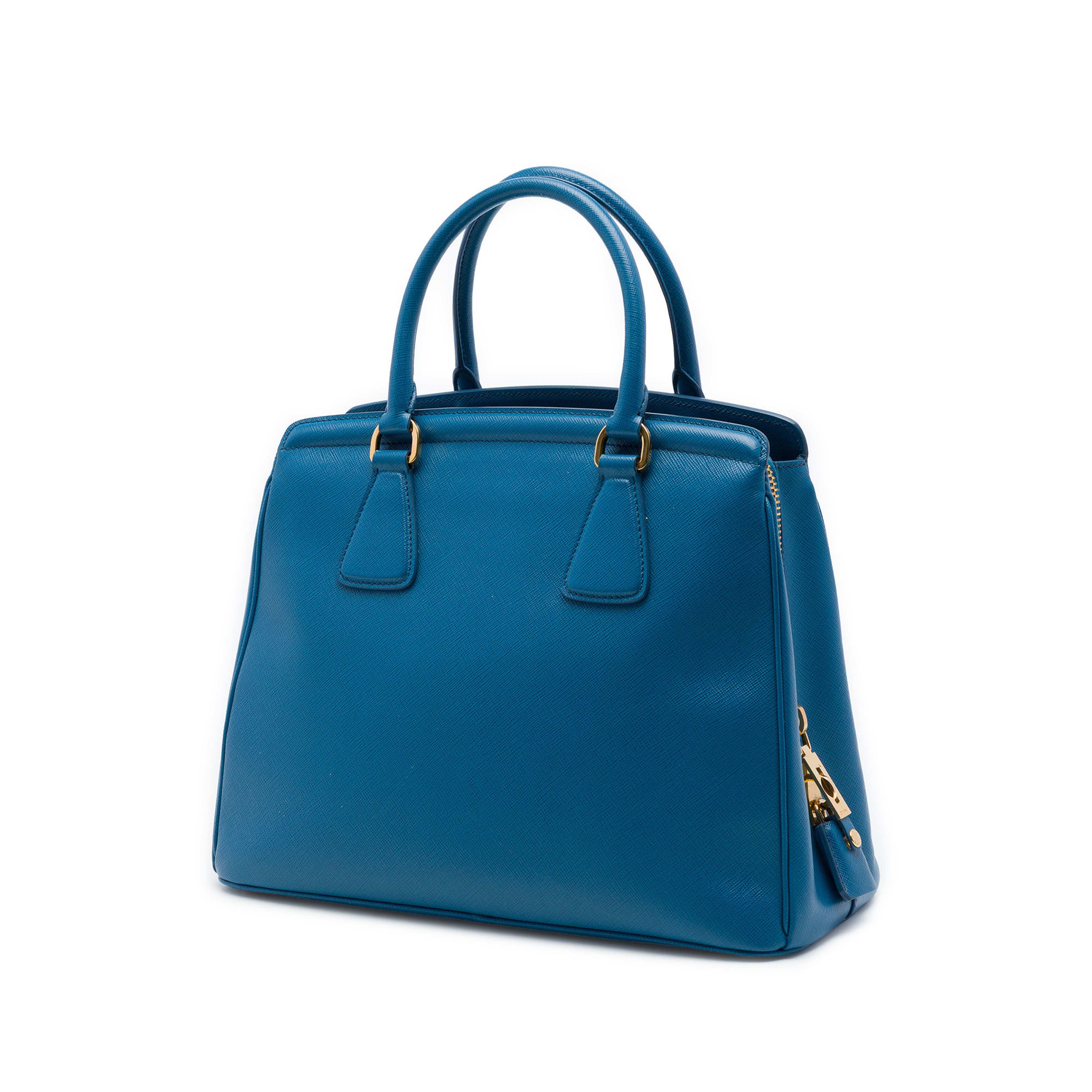 Prada Saffiano Lux Parabole Tote, från Luxclusif, i färgen blå. Klicka för att öppna bilden i stort format