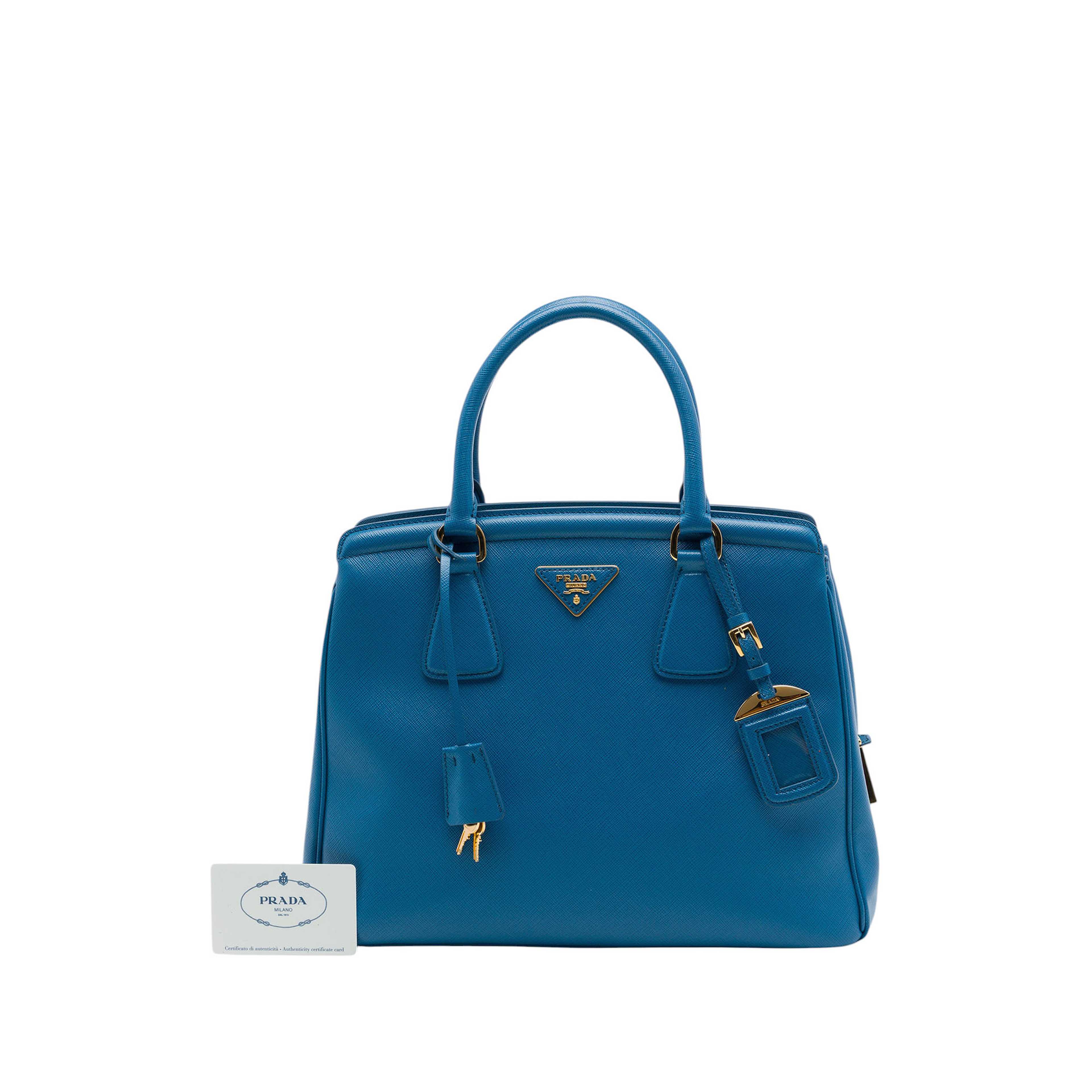 Prada Saffiano Lux Parabole Tote, från Luxclusif, i färgen blå. Klicka för att öppna bilden i stort format