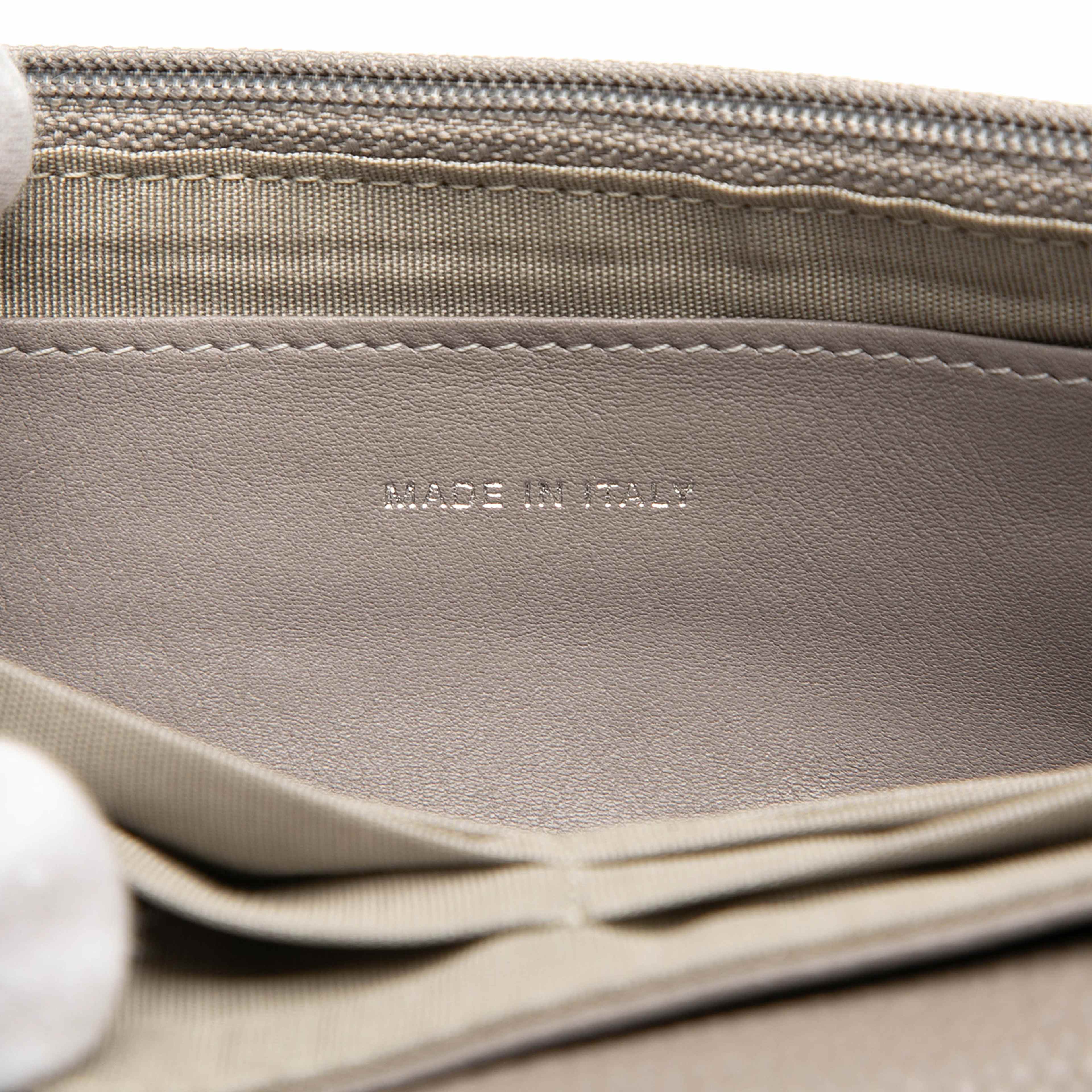 Chanel Cc Caviar Half Moon Wallet On Chain, från Luxclusif, i färgen taupe. Klicka för att öppna bilden i stort format