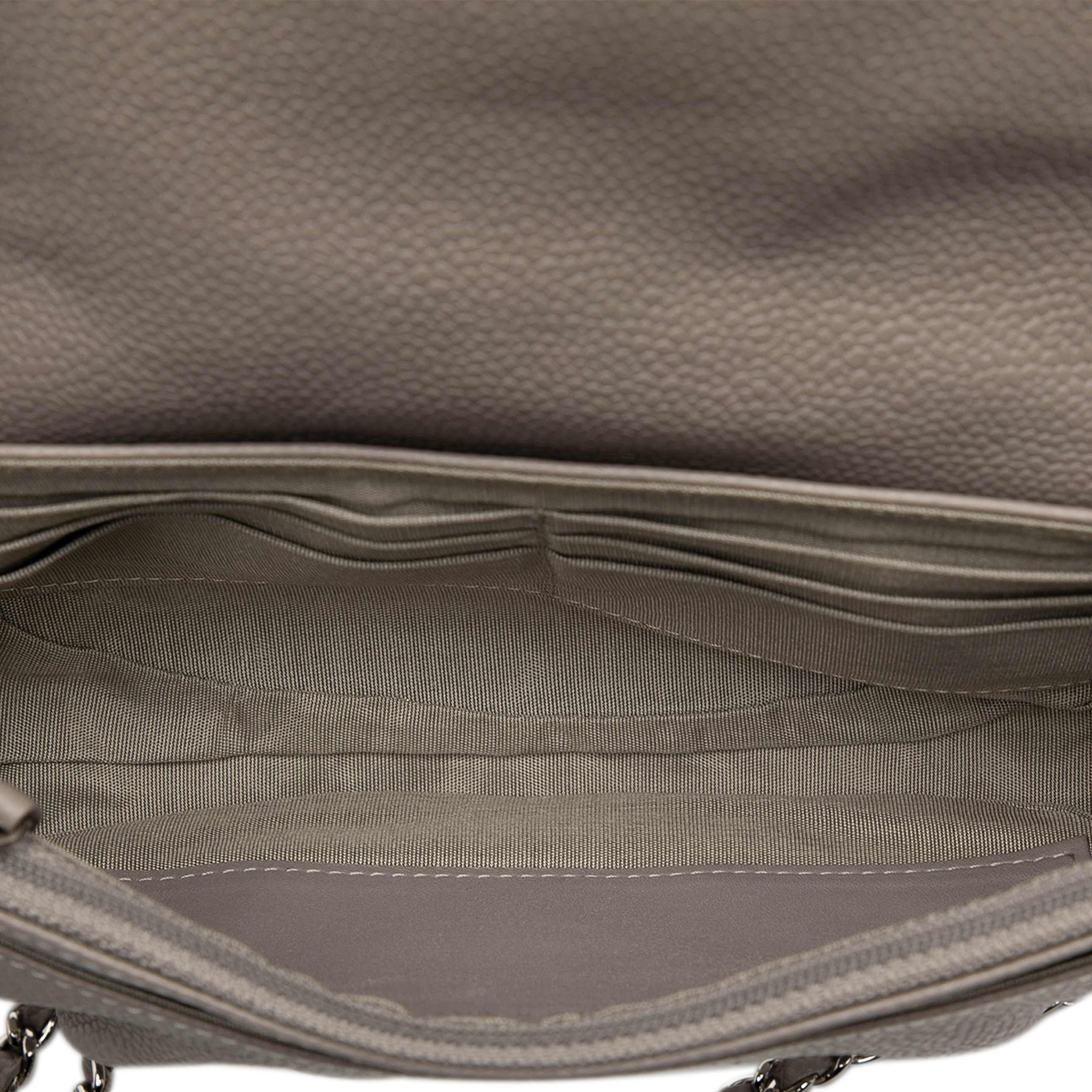 Chanel Cc Caviar Half Moon Wallet On Chain, från Luxclusif, i färgen taupe. Klicka för att öppna bilden i stort format