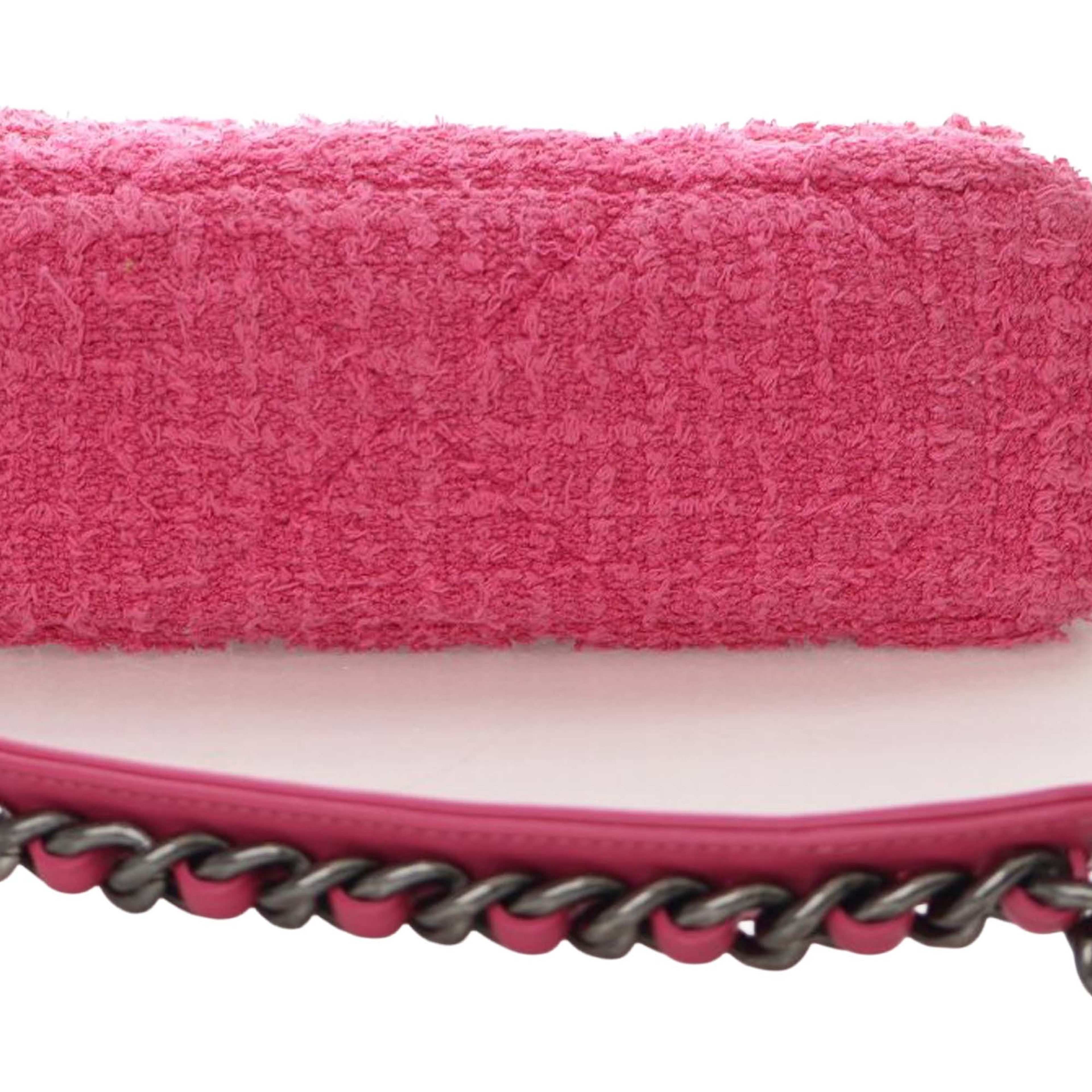 Chanel Medium Tweed 19 Flap, från Luxclusif, i färgen hot pink. Klicka för att öppna bilden i stort format