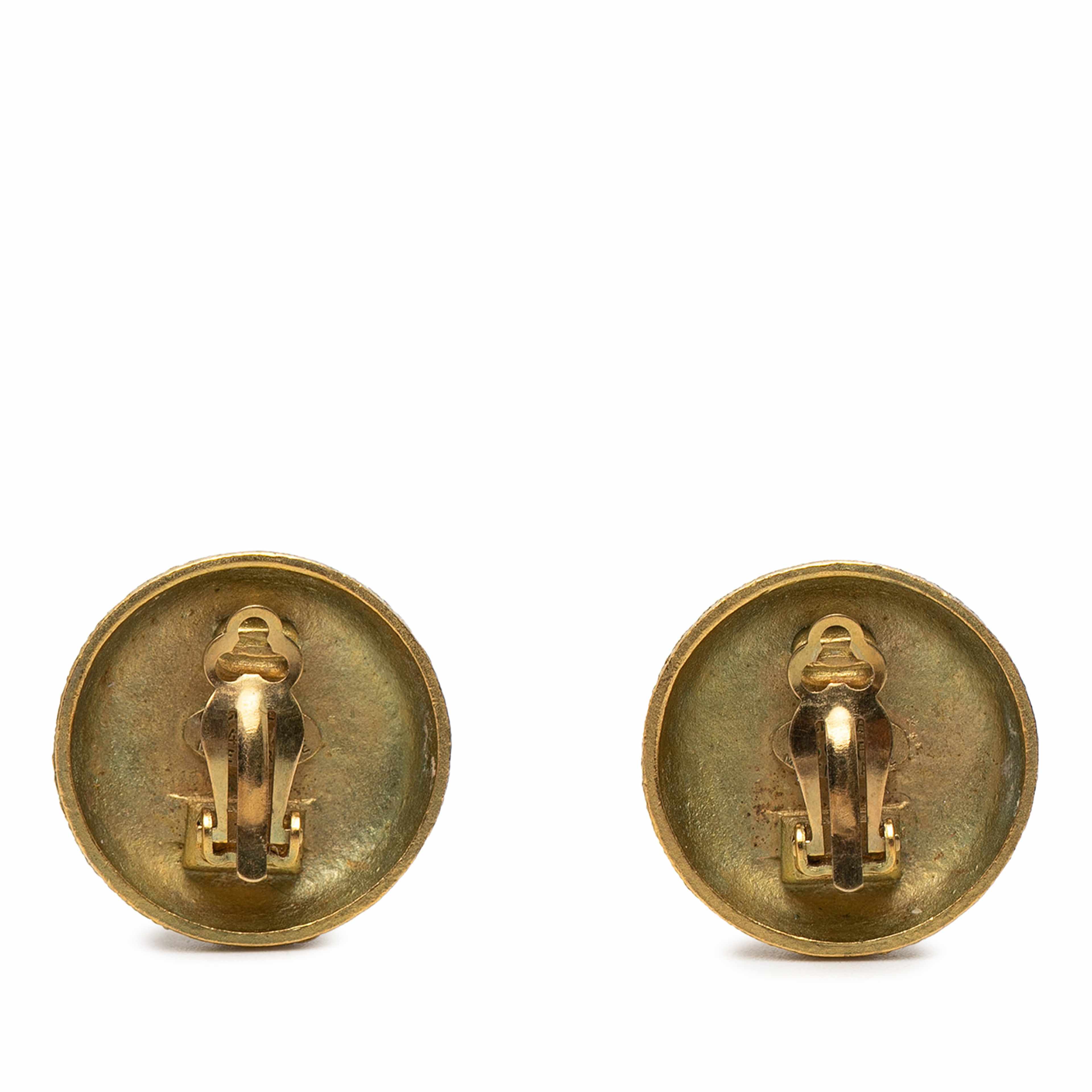 Chanel Cc Gold Plated Round Clip On Earrings, från Luxclusif, i färgen gold. Klicka för att öppna bilden i stort format