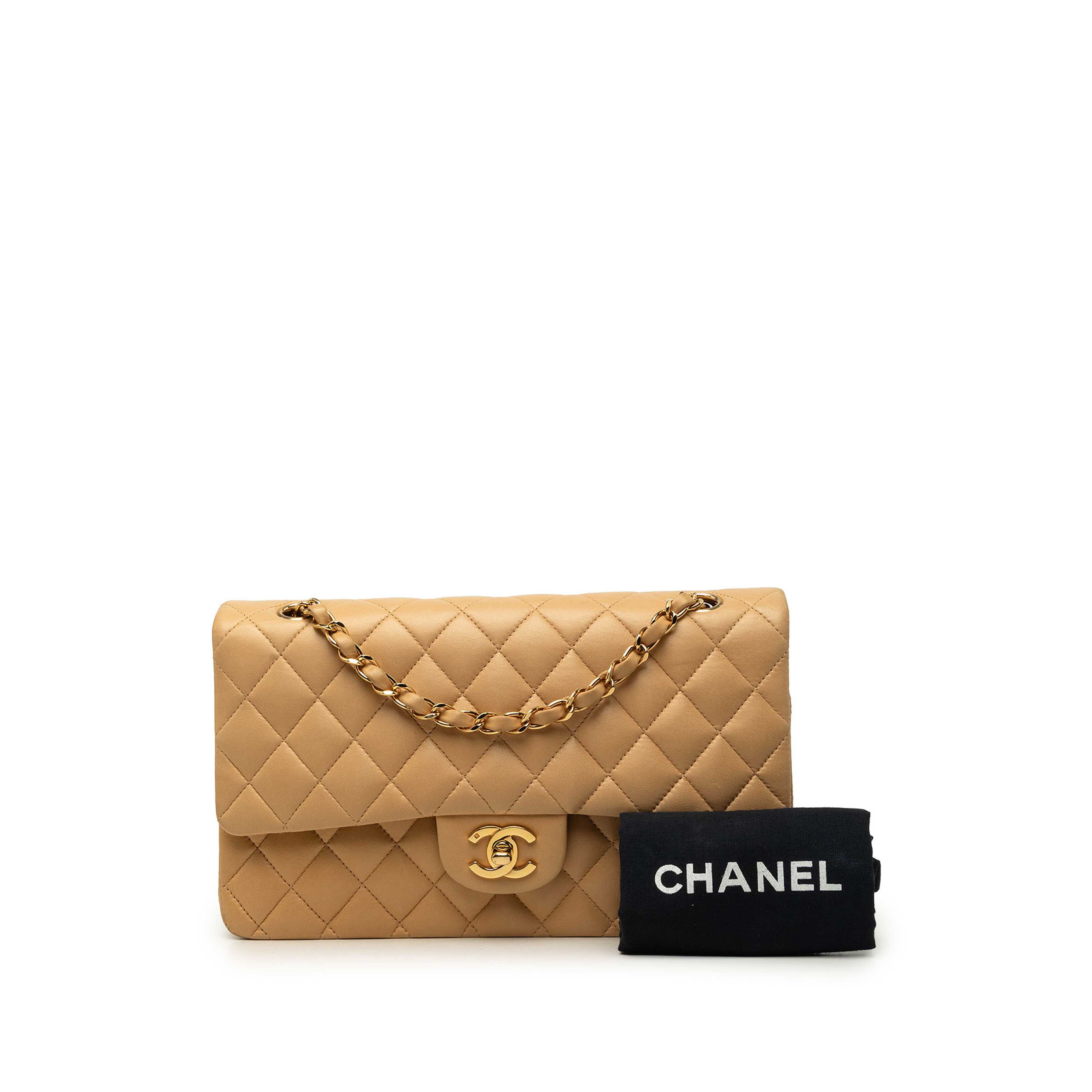 Chanel Medium Classic Lambskin Double Flap, från Luxclusif, i färgen beige. Klicka för att öppna bilden i stort format