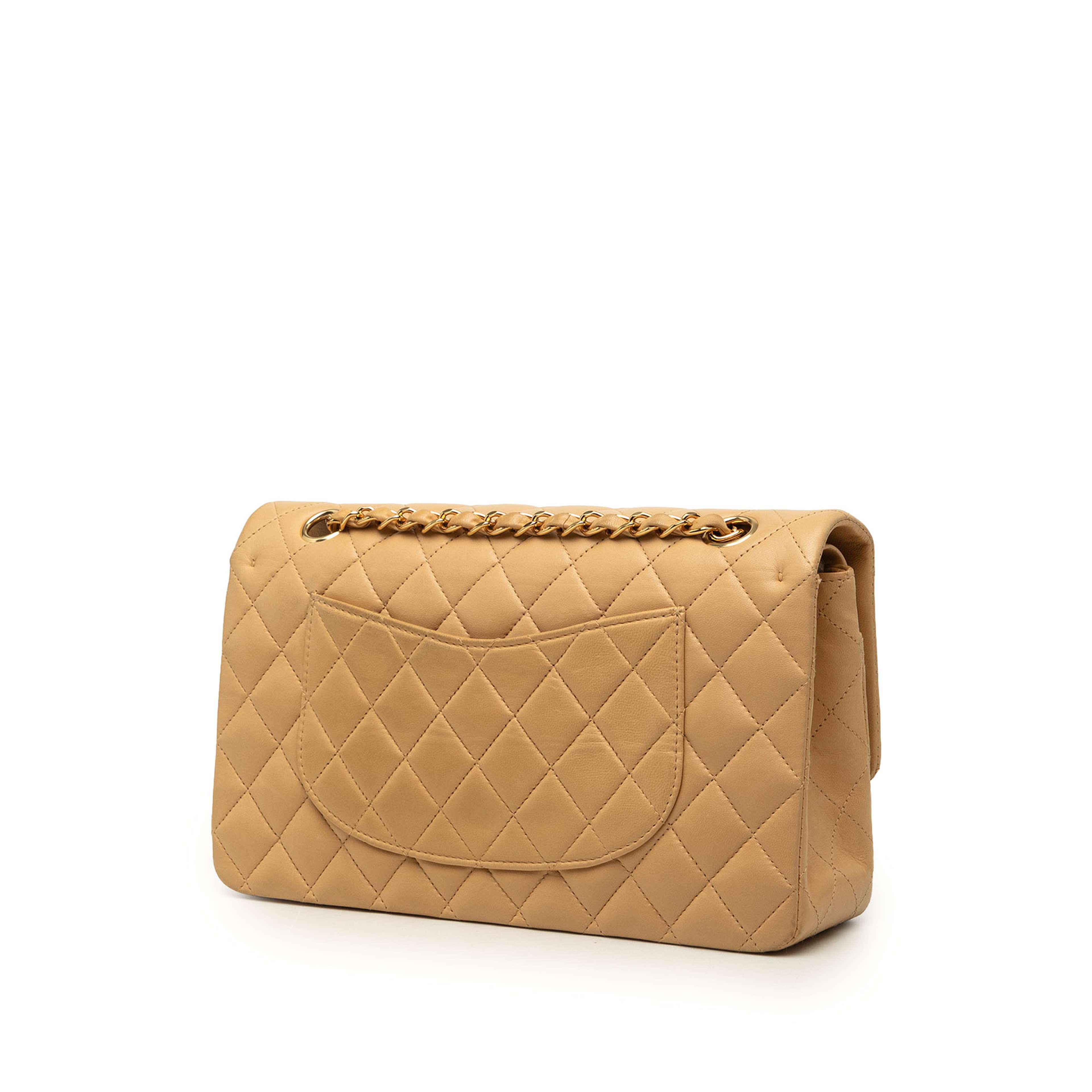 Chanel Medium Classic Lambskin Double Flap, från Luxclusif, i färgen beige. Klicka för att öppna bilden i stort format