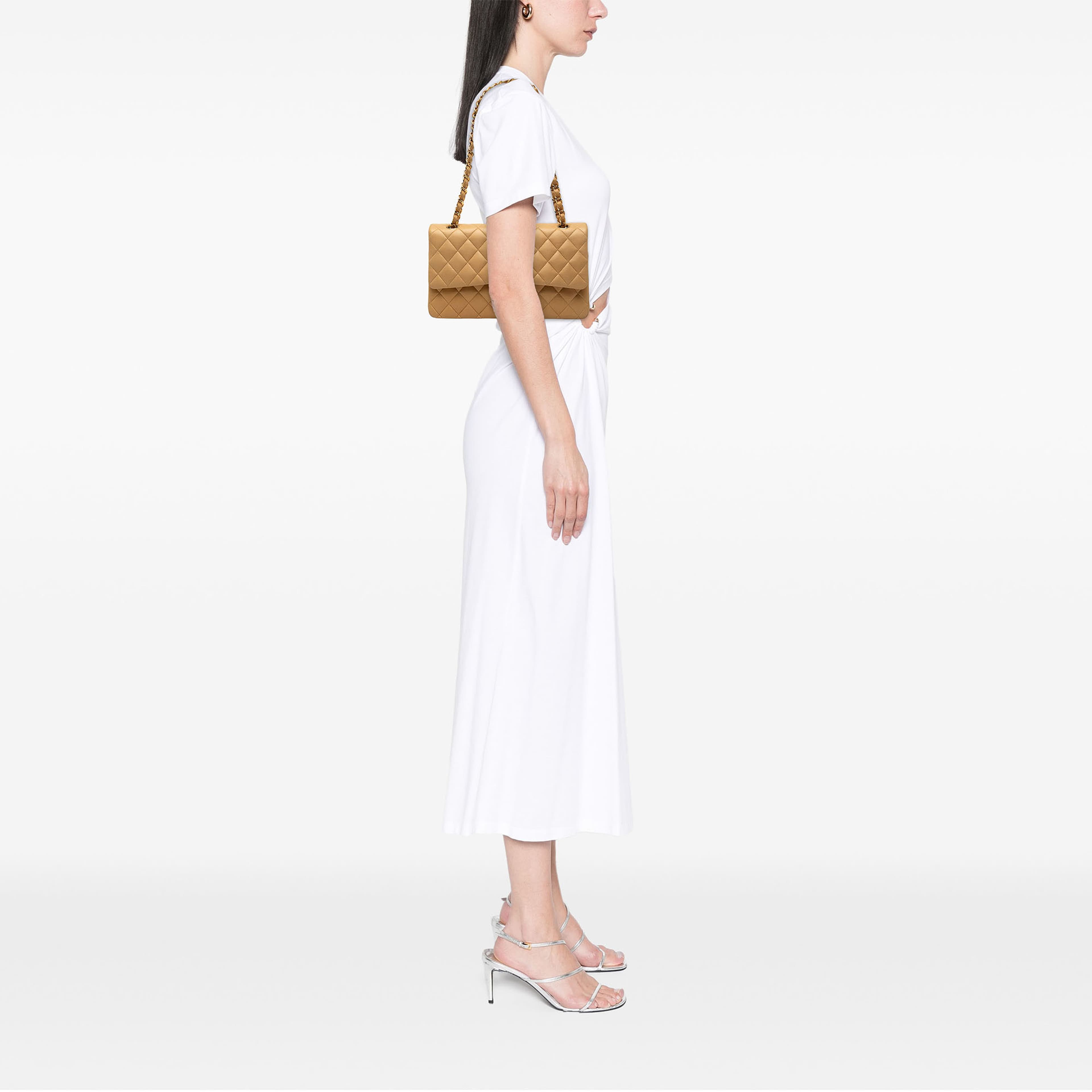 Chanel Medium Classic Lambskin Double Flap, från Luxclusif, i färgen beige. Klicka för att öppna bilden i stort format