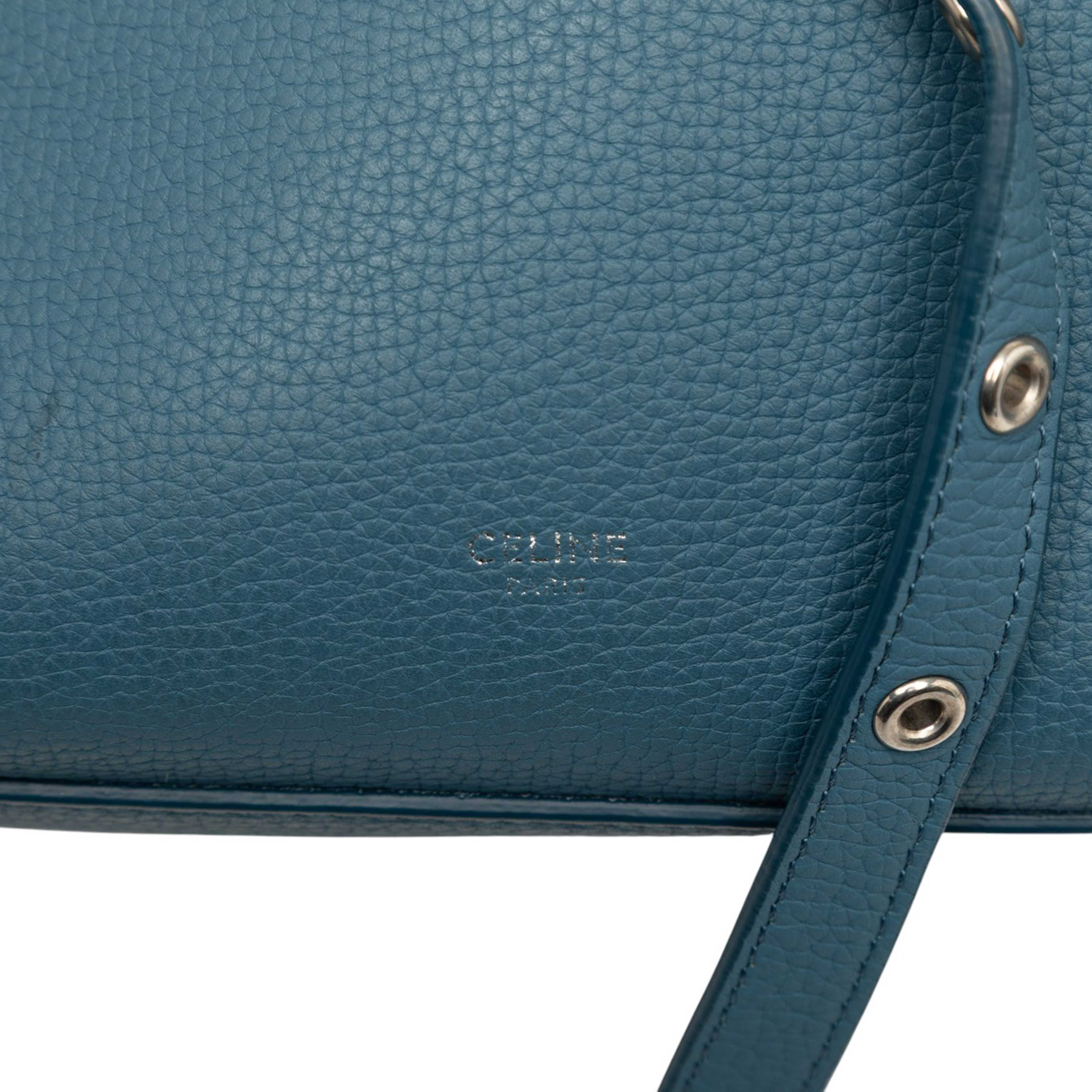 Celine Small Grained Calfskin Big Bag, från Luxclusif, i färgen blue. Klicka för att öppna bilden i stort format