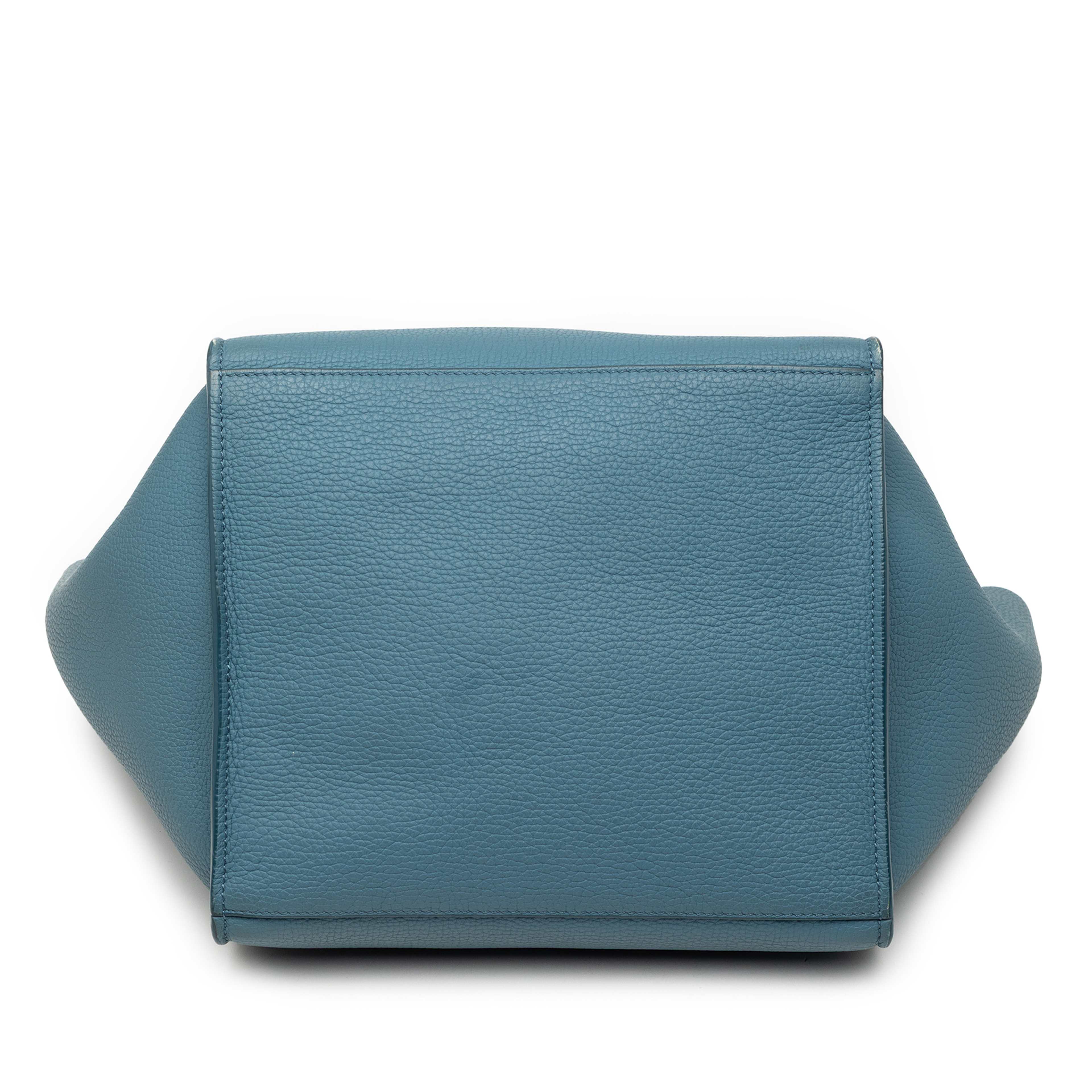 Celine Small Grained Calfskin Big Bag, från Luxclusif, i färgen blue. Klicka för att öppna bilden i stort format