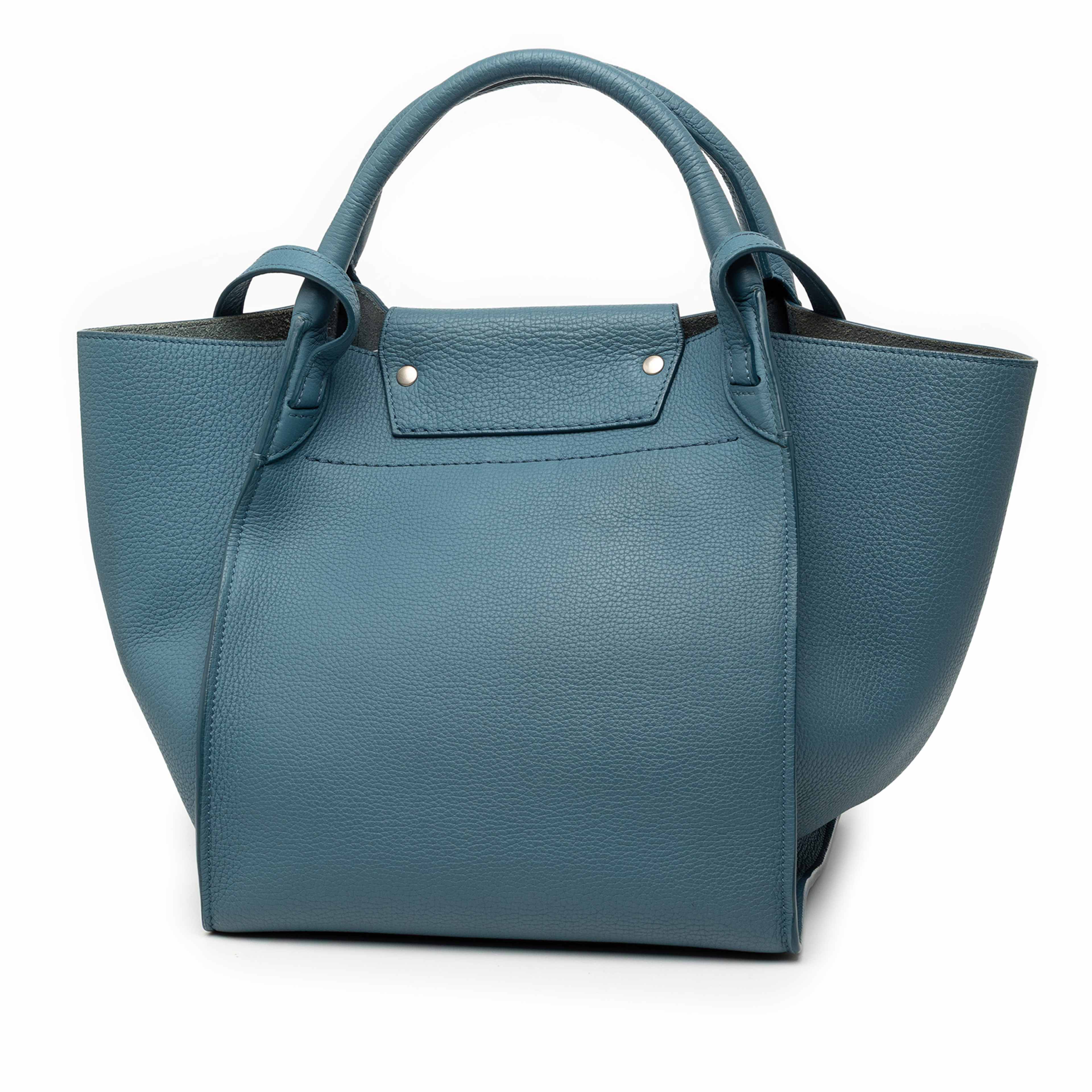 Celine Small Grained Calfskin Big Bag, från Luxclusif, i färgen blå. Klicka för att öppna bilden i stort format