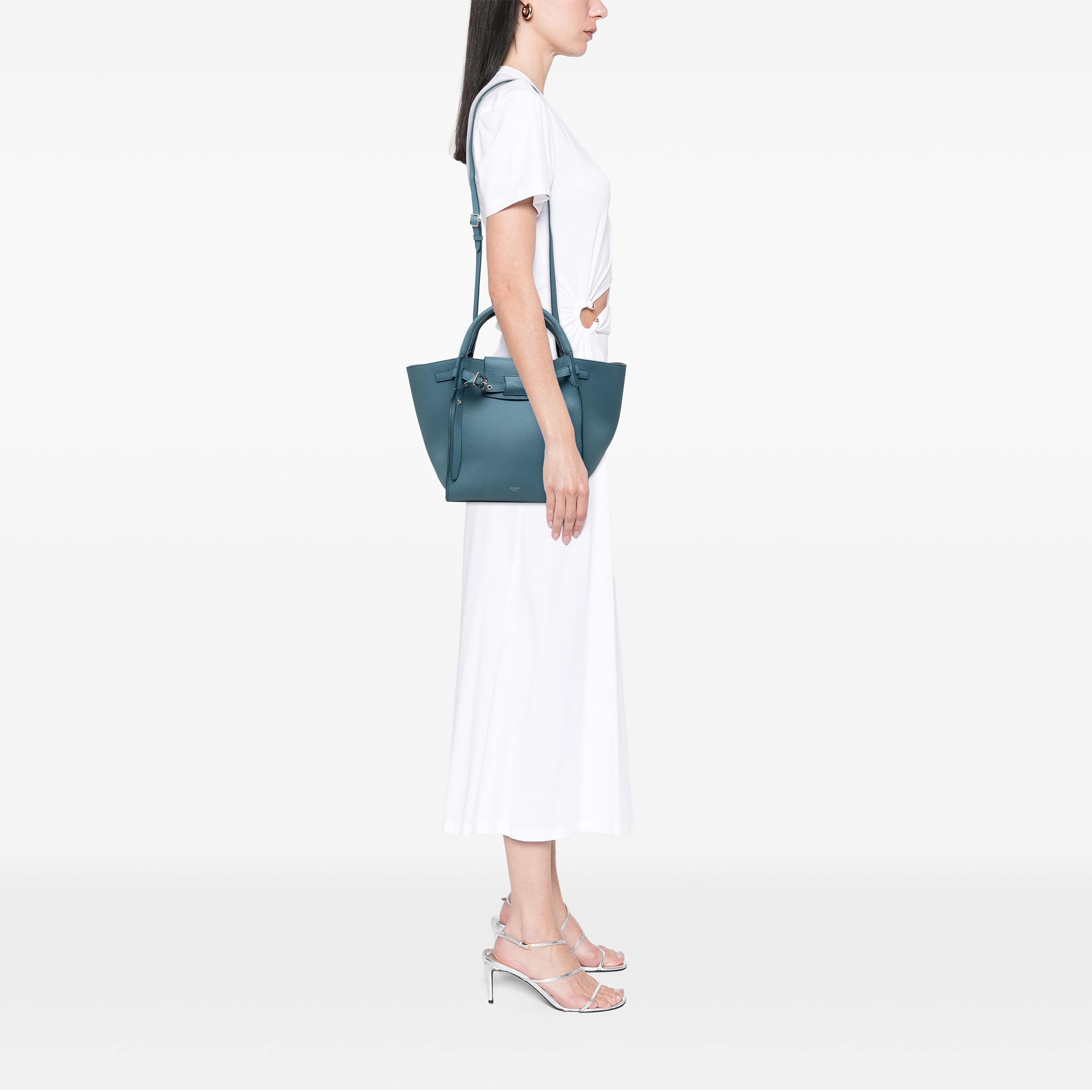 Celine Small Grained Calfskin Big Bag, från Luxclusif, i färgen blå. Klicka för att öppna bilden i stort format