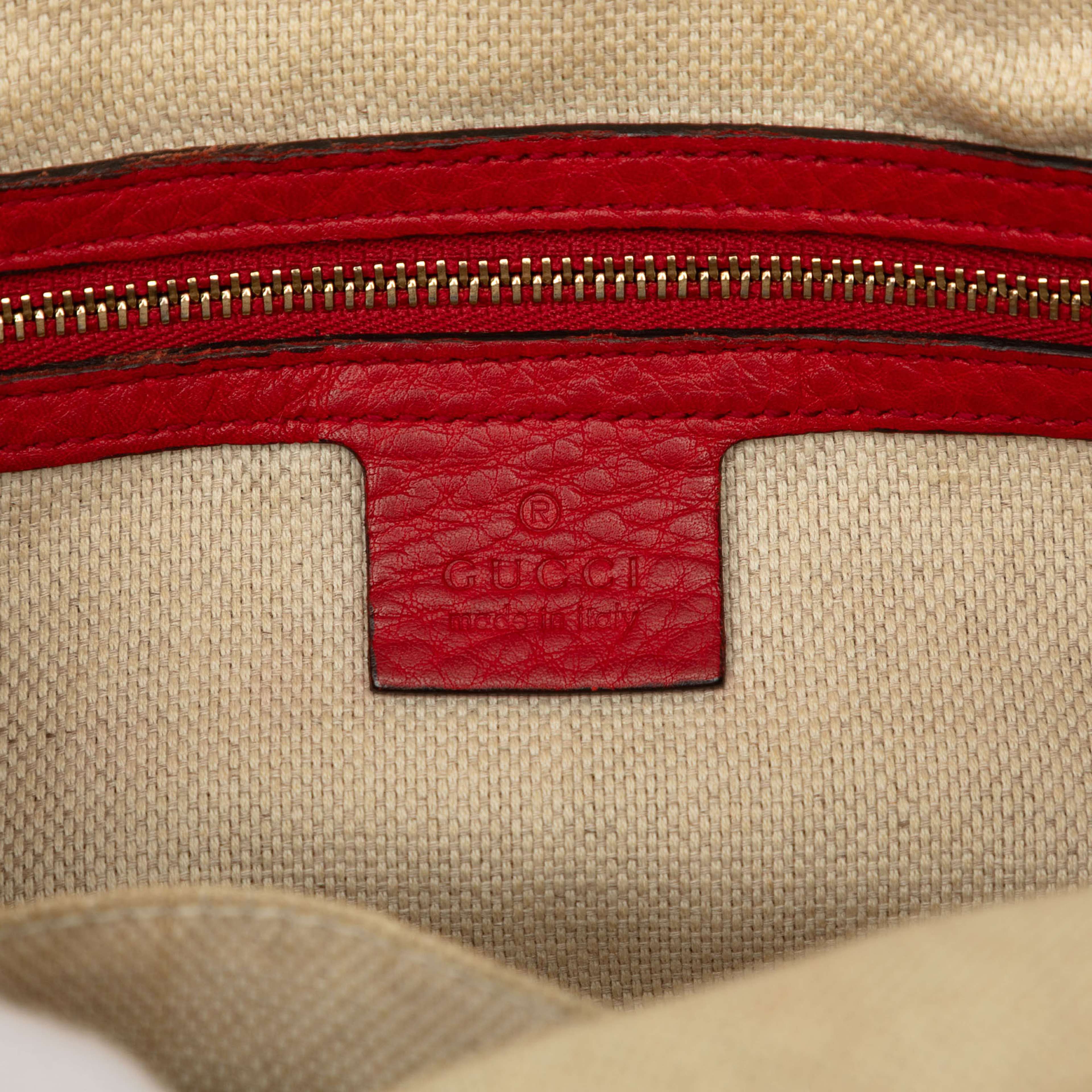 Gucci Calfskin Soho Chain Zip Shoulder Bag, från Luxclusif, i färgen röd. Klicka för att öppna bilden i stort format