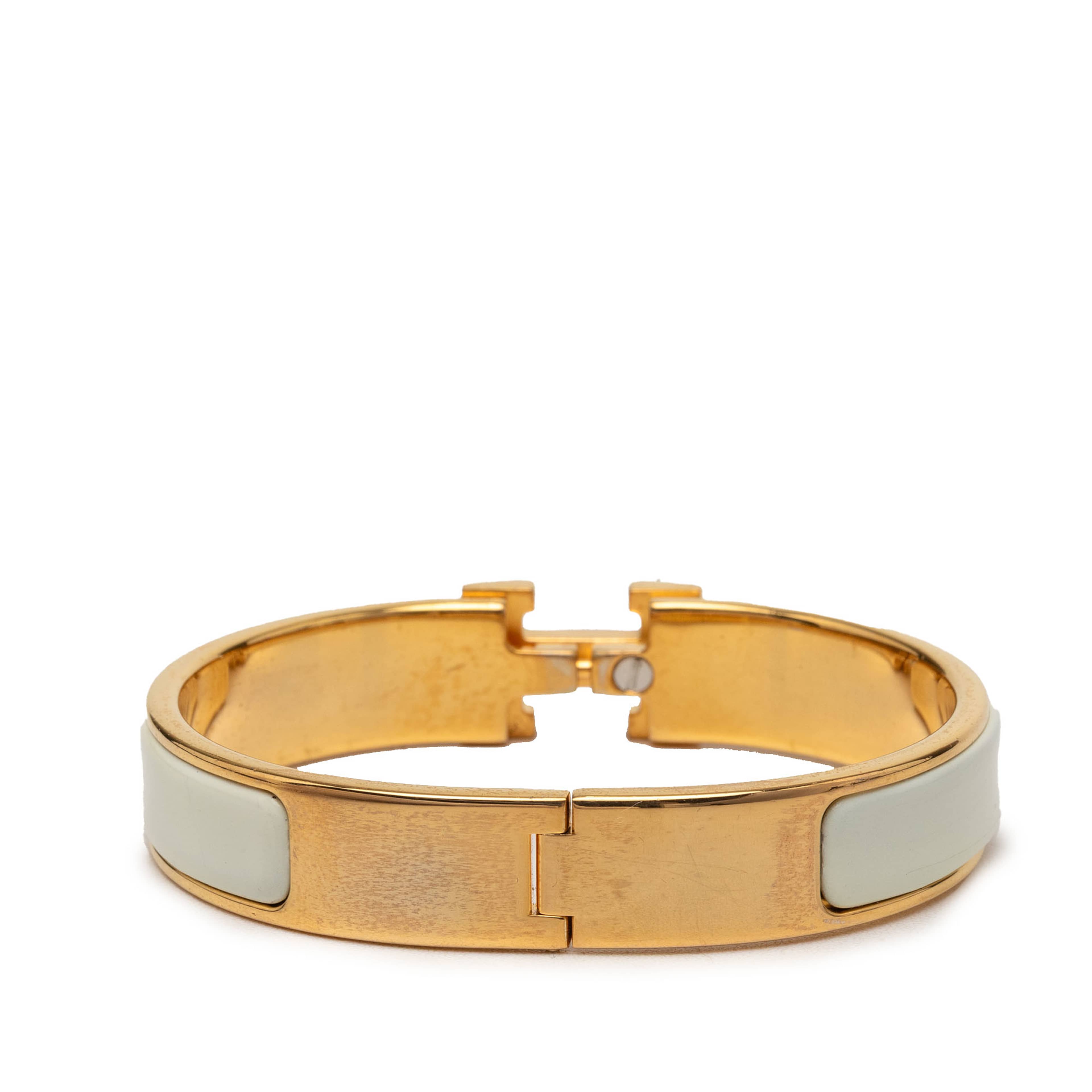 Hermès Narrow Enamel Clic H Bracelet Gm, från Luxclusif, i färgen off white. Klicka för att öppna bilden i stort format