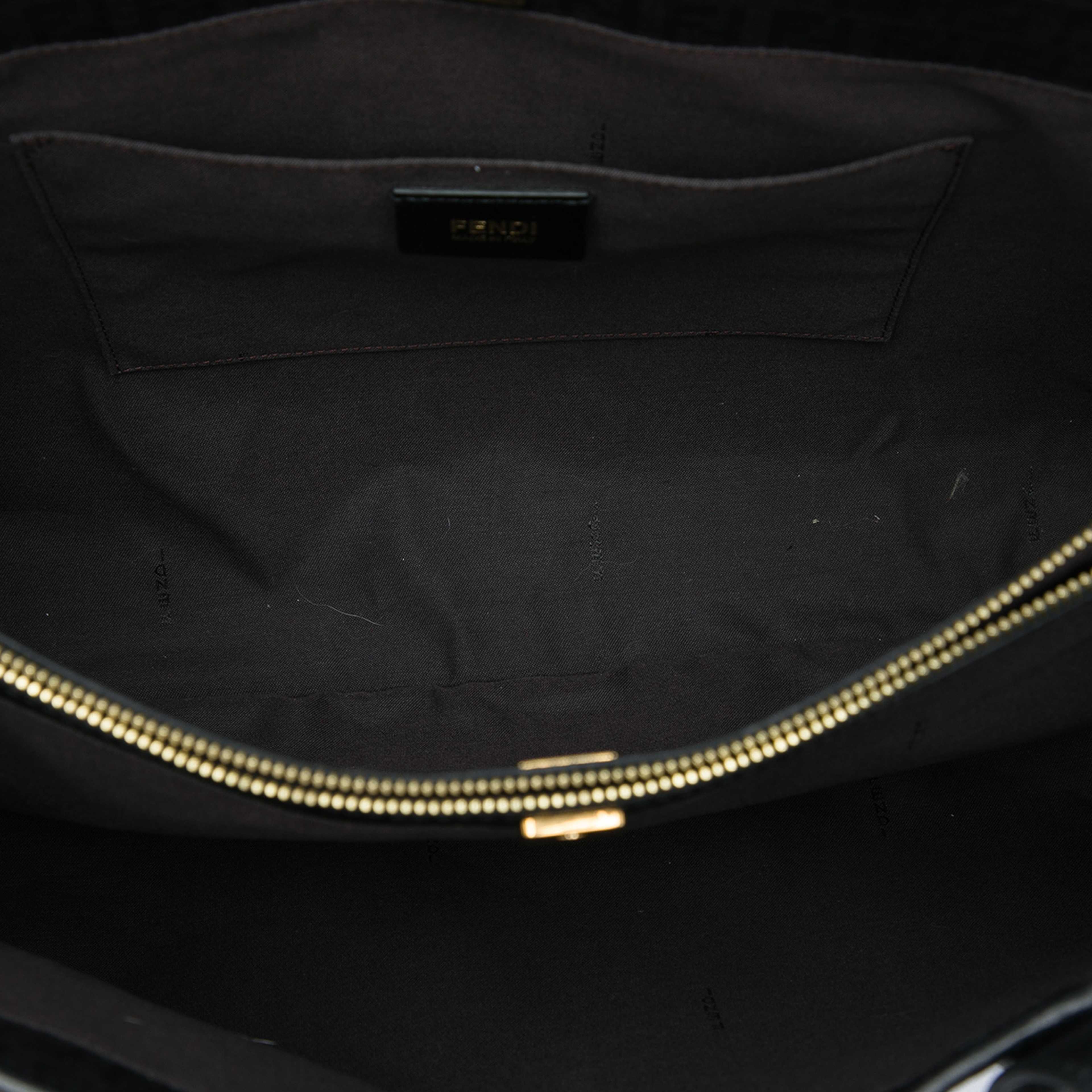 Fendi Zucchino Coated Canvas Tote, från Luxclusif, i färgen svart. Klicka för att öppna bilden i stort format