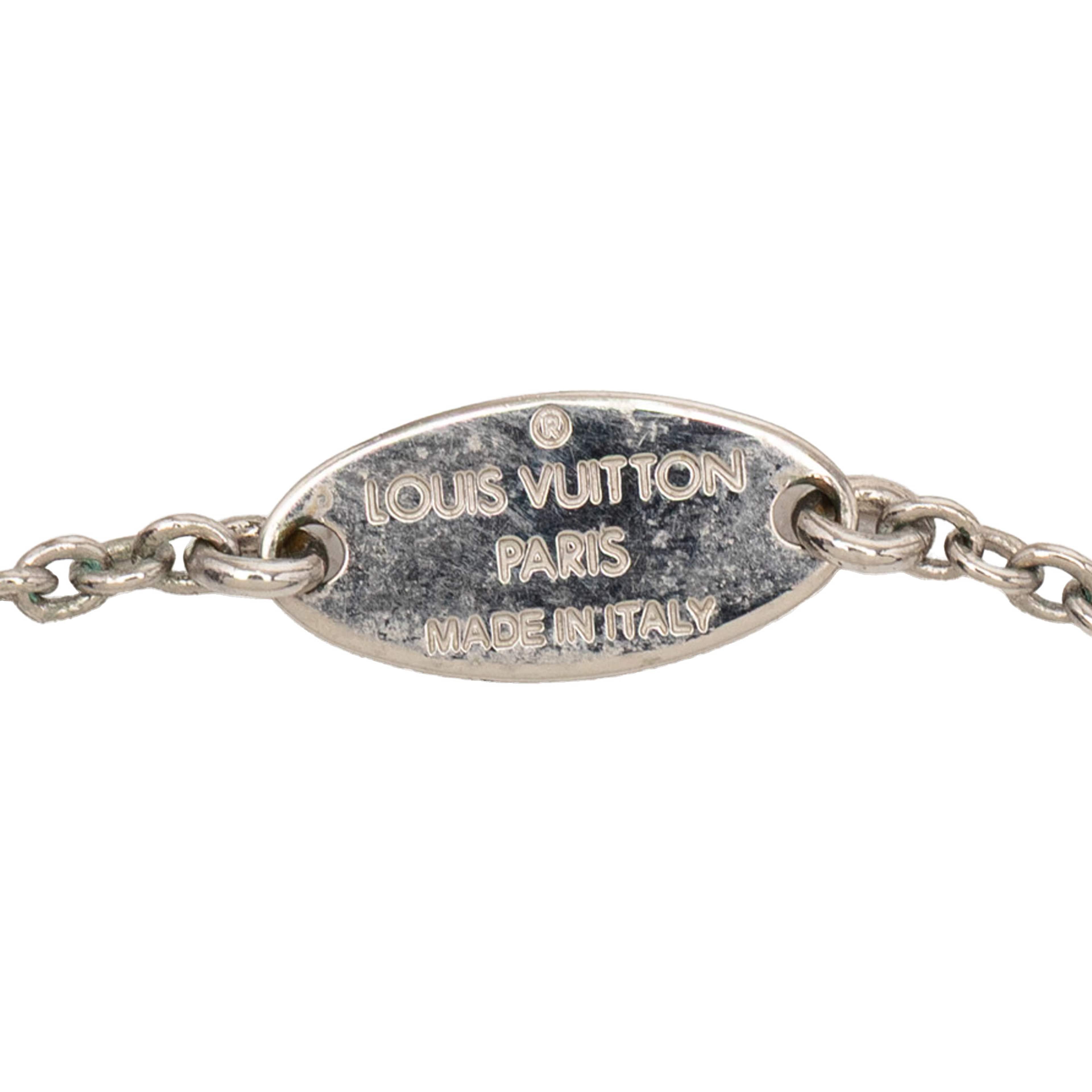 Louis Vuitton Brass Essential V Supple Necklace, från Luxclusif, i färgen silver. Klicka för att öppna bilden i stort format