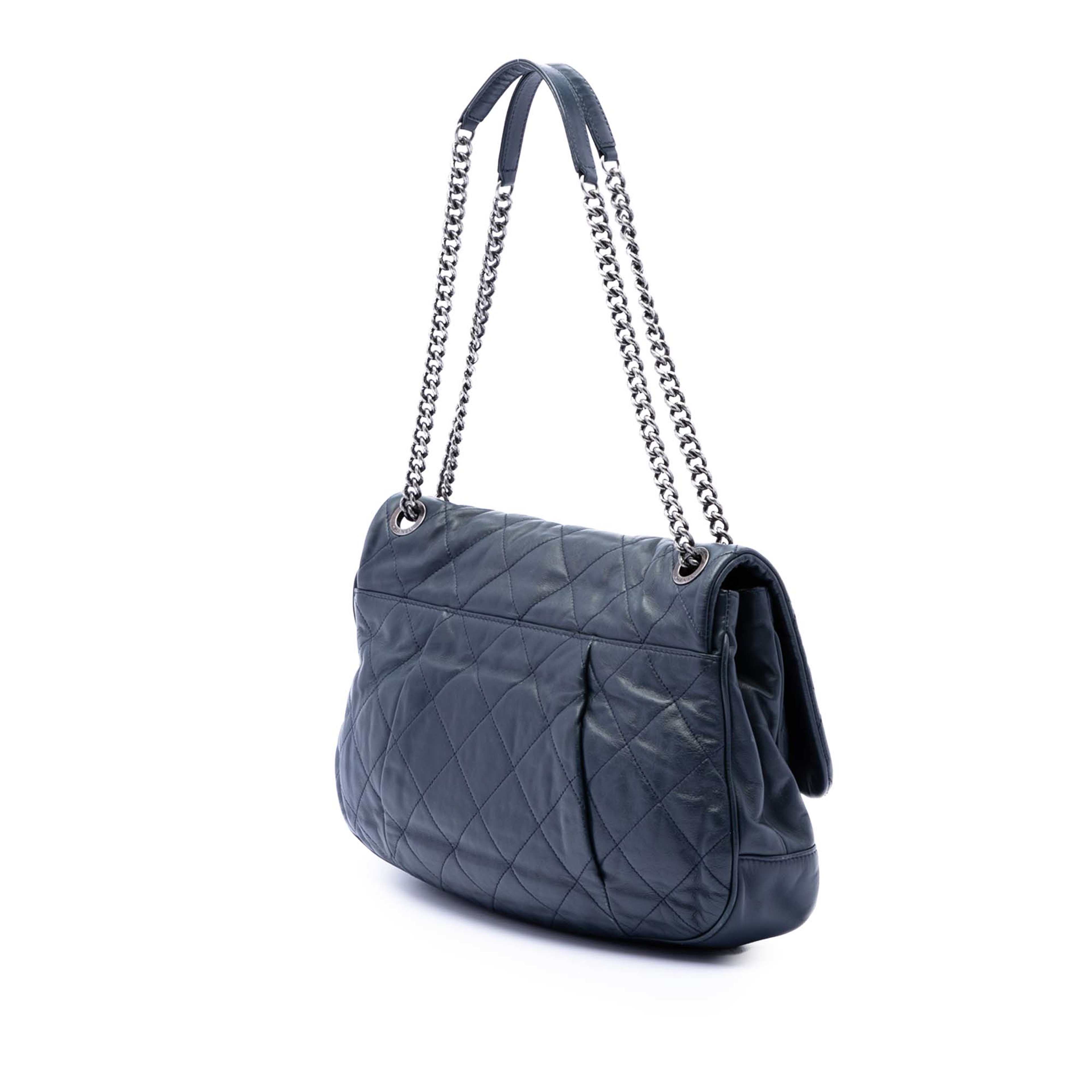 Chanel Quilted Calfskin Coco Pleats Flap, från Luxclusif, i färgen blå. Klicka för att öppna bilden i stort format